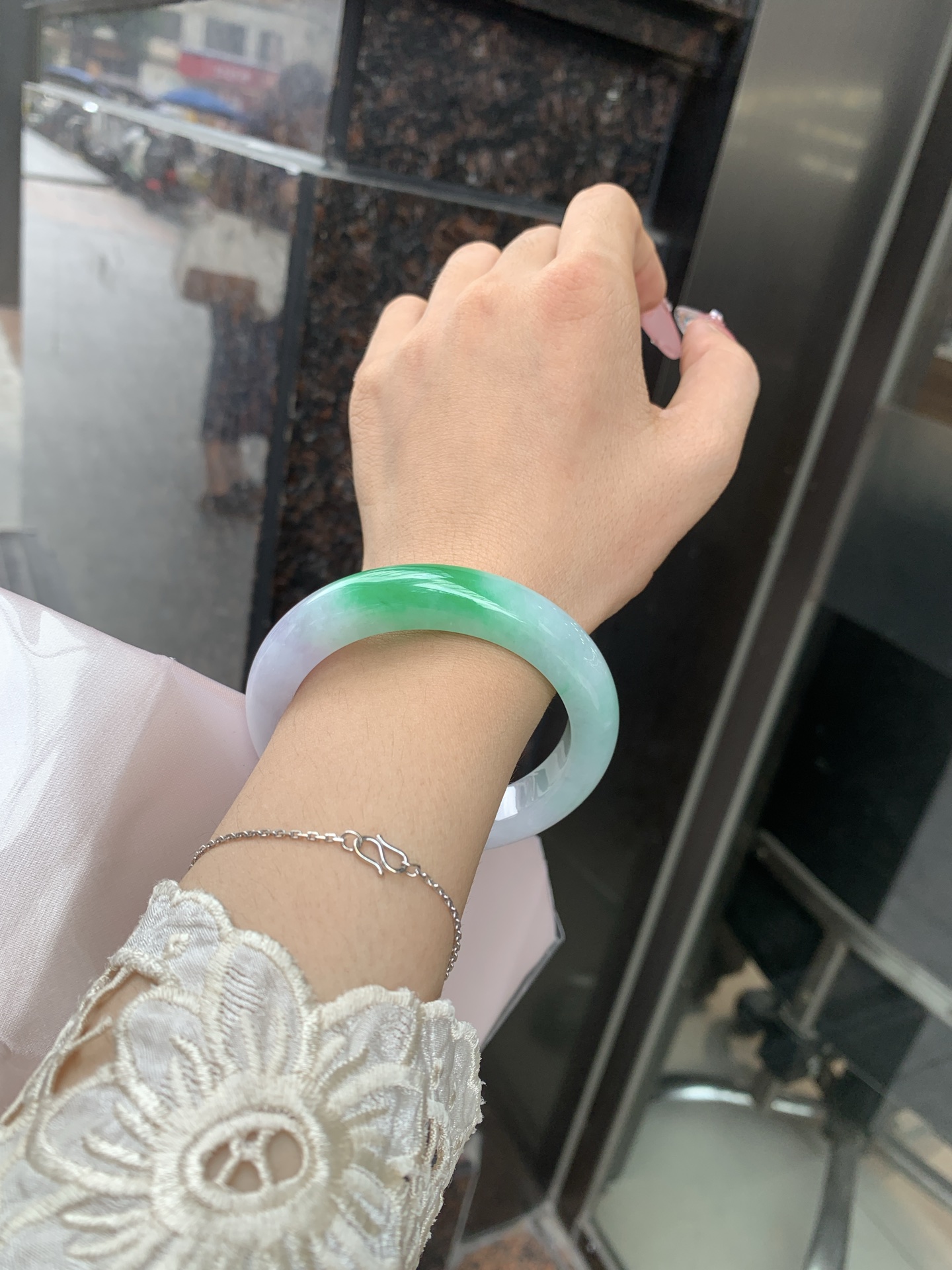 白底青正圈 56.8-9.6-11.6 0619-4A138 打细纹，底妆冰润，一抹阳绿花点缀，腕间风华，干净纯净的底色上，一抹翠色肆意流淌，宛如春日里的繁华盛景