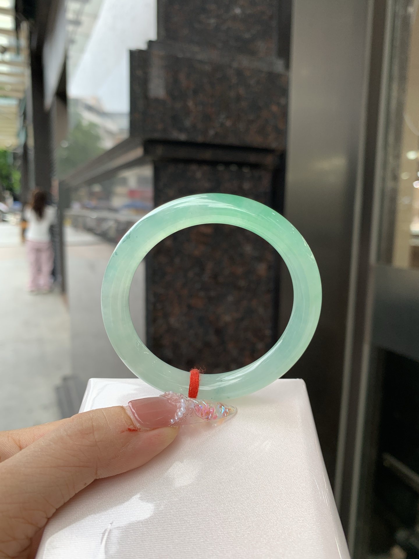 冰晴飘绿美人条 52.1-8.2-8.9 0619-N1021-2 打灯细纹，表皮微扣，底妆水润细腻，满圈晴绿底色飘金丝绿花，鲜艳得像新冒头的嫩芽，灵动清新，即柔和又充满生机