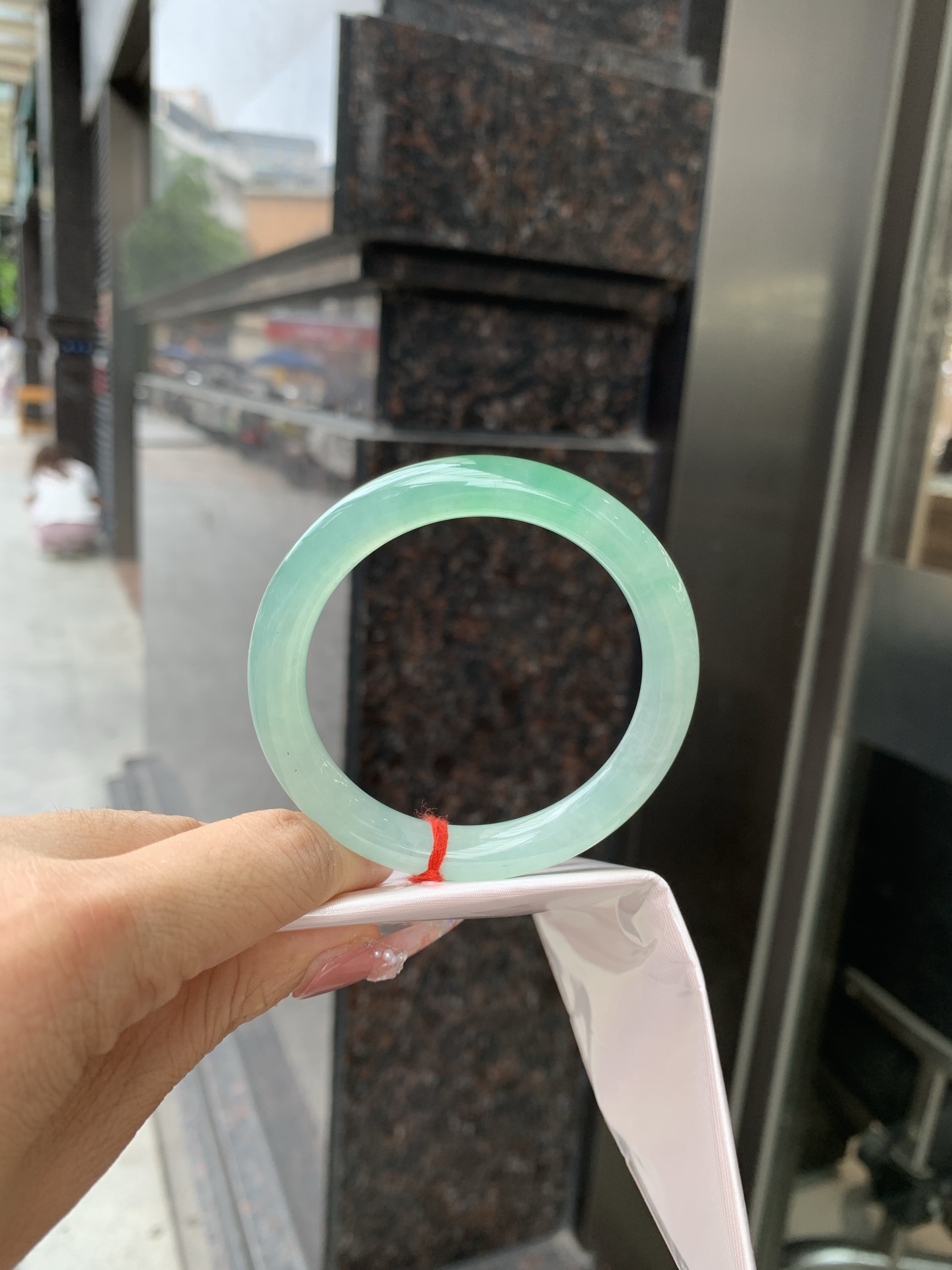冰晴飘绿美人条 52.1-8.2-8.9 0619-N1021-2 打灯细纹，表皮微扣，底妆水润细腻，满圈晴绿底色飘金丝绿花，鲜艳得像新冒头的嫩芽，灵动清新，即柔和又充满生机