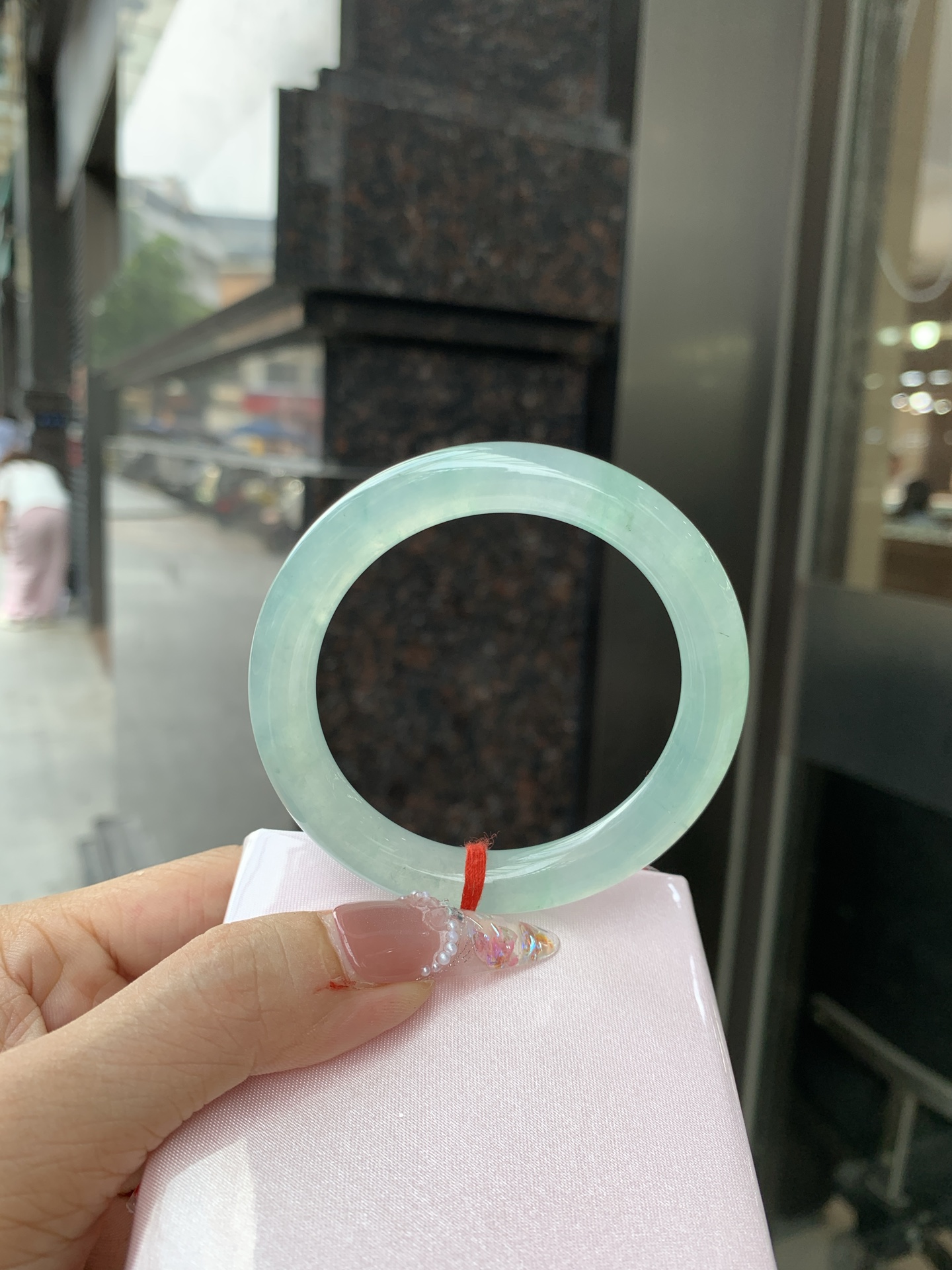 冰晴绿美人条 52.3-8.8-8.3 0619-N1035 打灯细纹，底妆胶润，满圈淡雅晴绿，像初春嫩芽落入清泉，均匀柔和，抬眼就是一片宁静感。