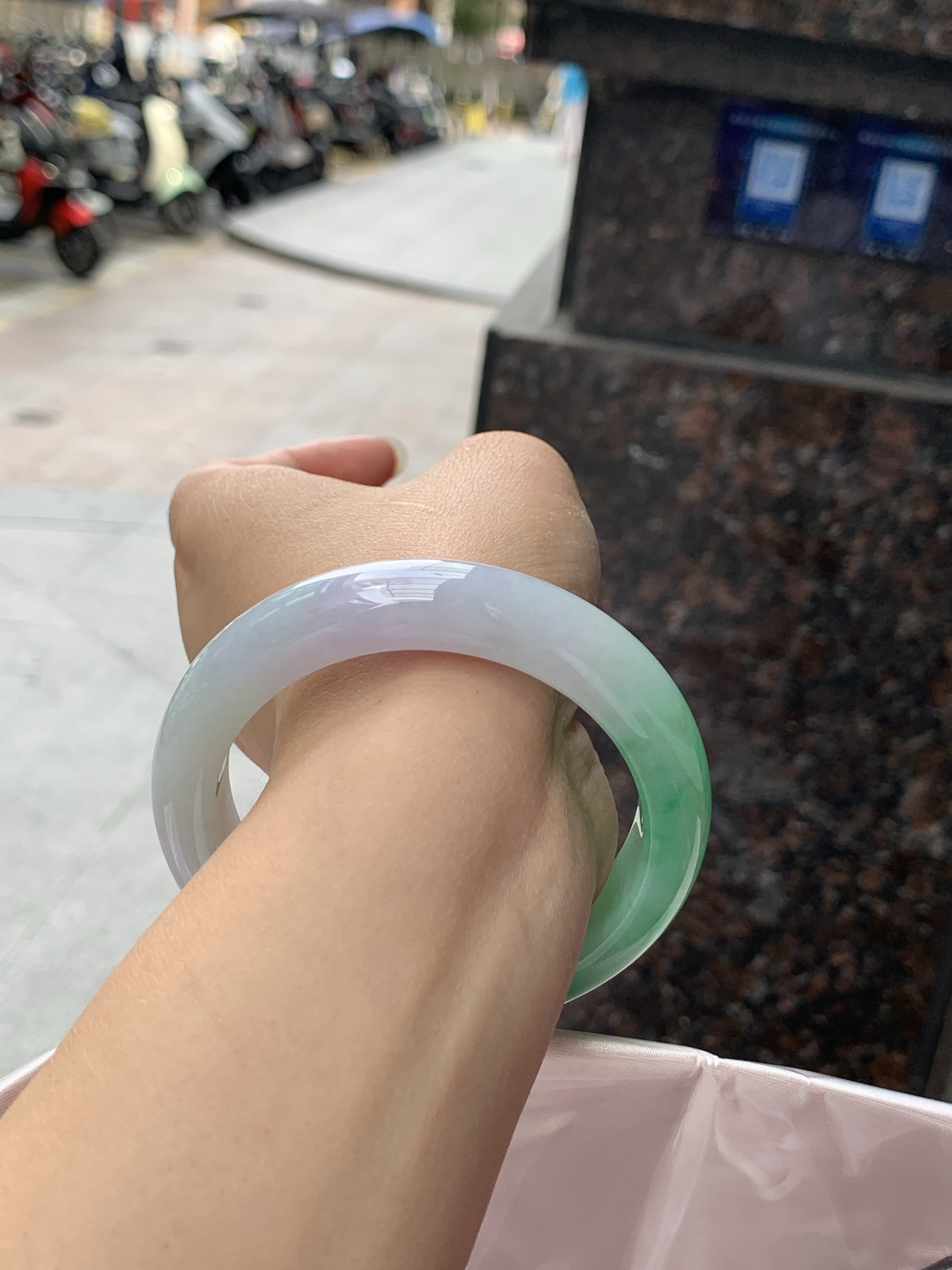 春彩正圈 57.2-12.9-9.3 0619-N1026 打灯细纹，色彩层次分明，绿料浓郁鲜亮，过滤自然流畅，玉质细腻，水头莹润，自带贵气质感。