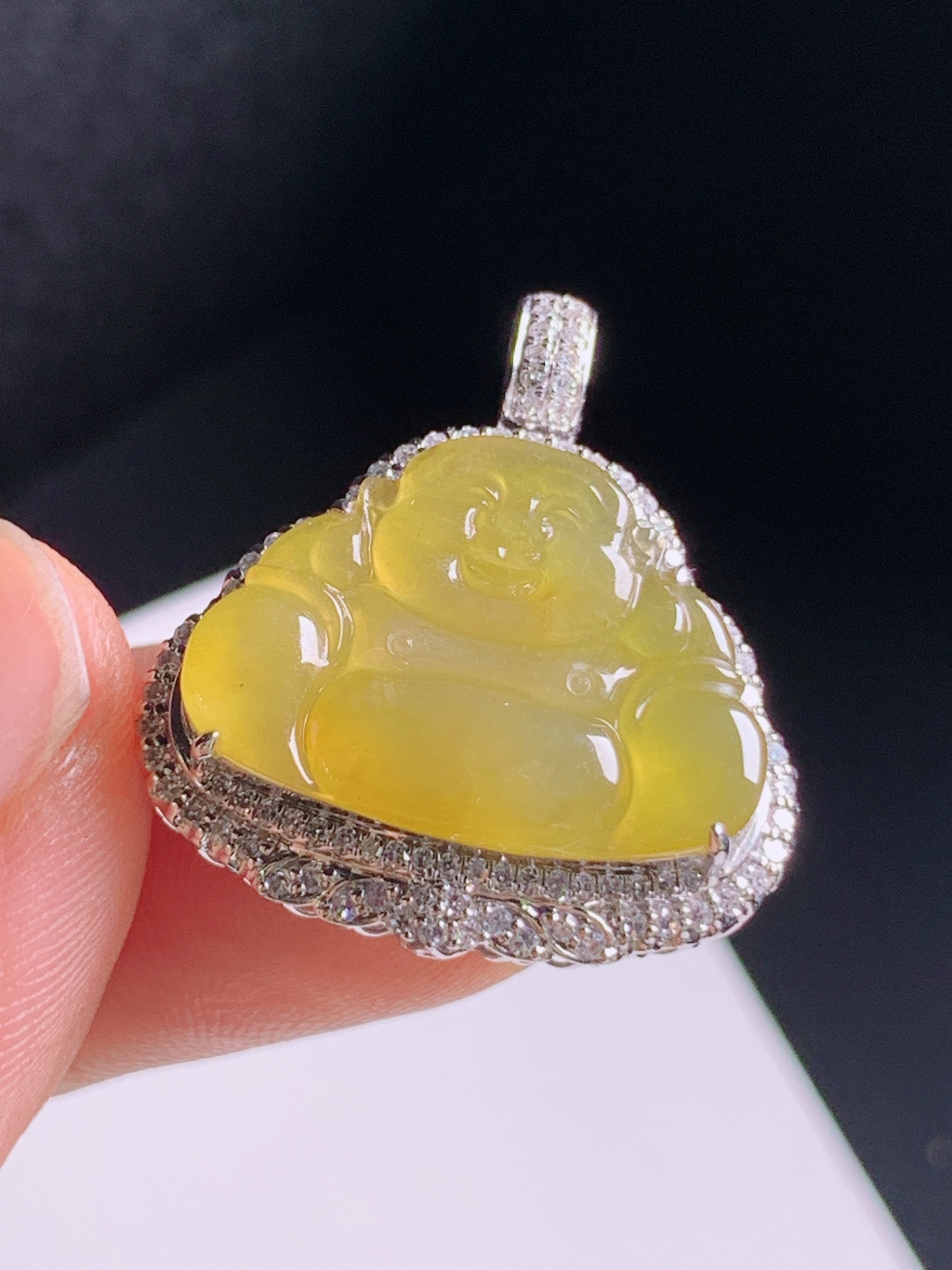 ️ 冰种黄翡佛公吊坠，色泽均匀油润透亮，满钻豪华围镶，笑佛纳福福气绵长 裸石13.9-19.3-1.8 整体24.6-22.8-9.1 560618