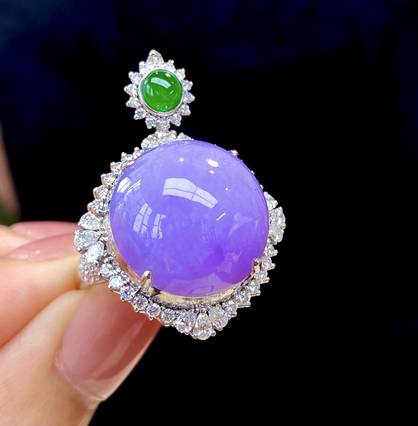 冰紫蛋面戒指吊坠两用款，一抹紫韵 两种美丽，饱满傲人的形体，矜贵典雅，轻松搞定日常各种美 31.3-22.4-15.2，裸石 16.3-7mm，无裂