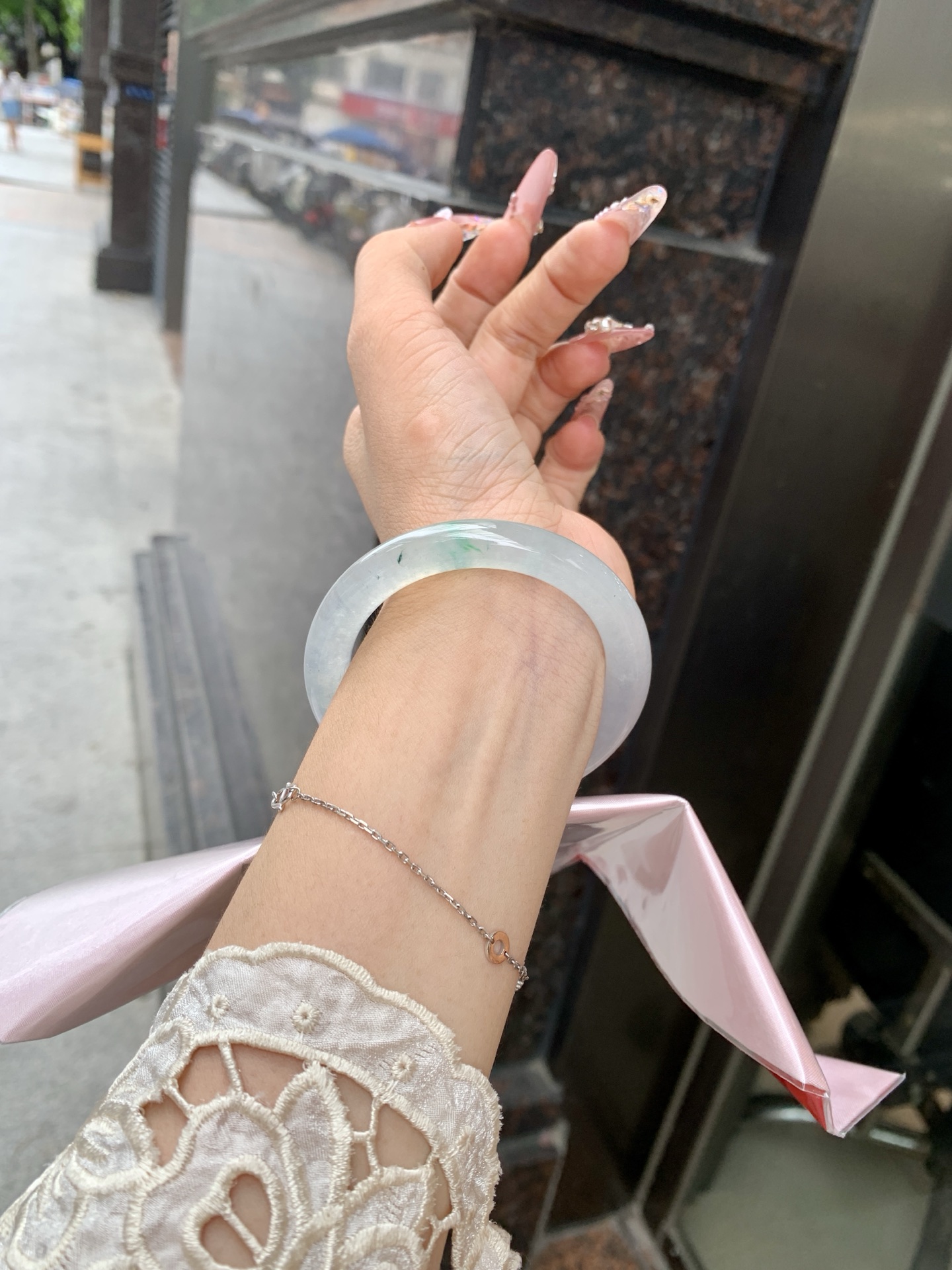 冰飘绿美人条 52-8.8-8.3 0619-N1014-2 打灯细纹，玉质冰润细腻，清爽的底子飘一朵阳绿花，鲜活而灵动，犹如新冒的嫩芽，艳丽惹人