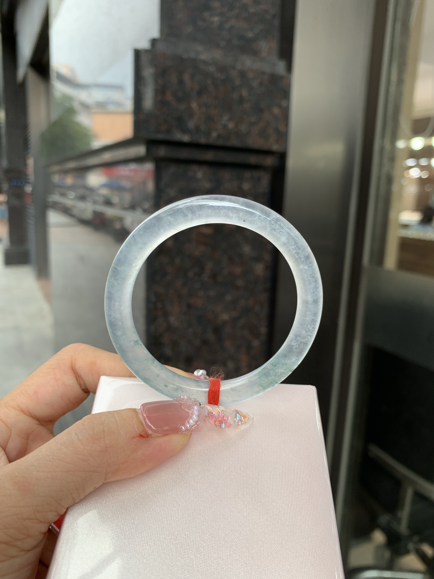 冰飘花方圆条 0619-HN1031 打灯细纹，底妆水透起光，冰底中开出了朵朵兰花，飘花灵动飘逸，勾勒出一幅唯美诗意的山水意境画，古典优雅又秀气