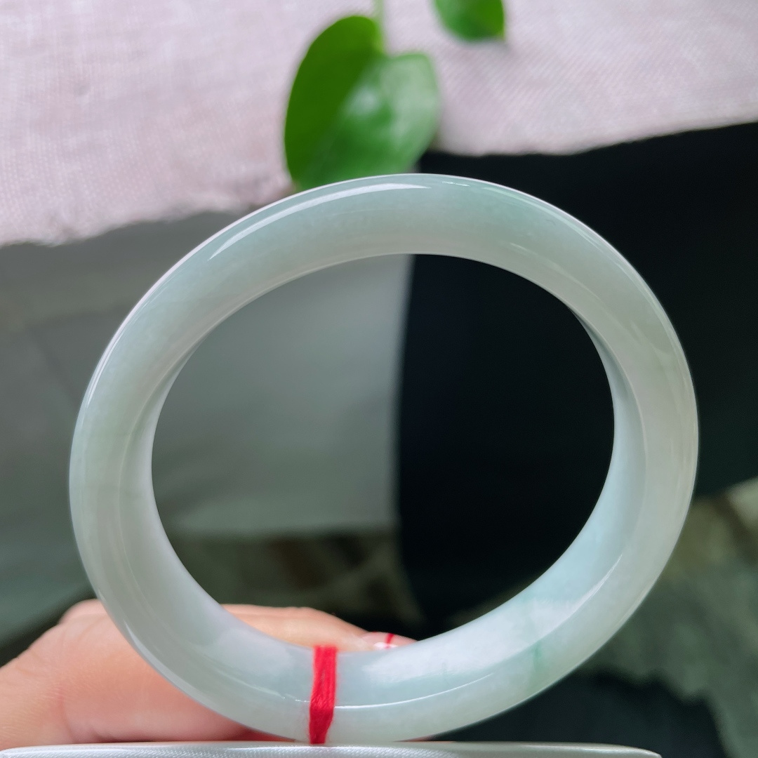 55.7（48.5）12.4/7.1，淡绿底贵妃，水头好，种老，细润，一抹飘花灵动，有纹，ss54958a