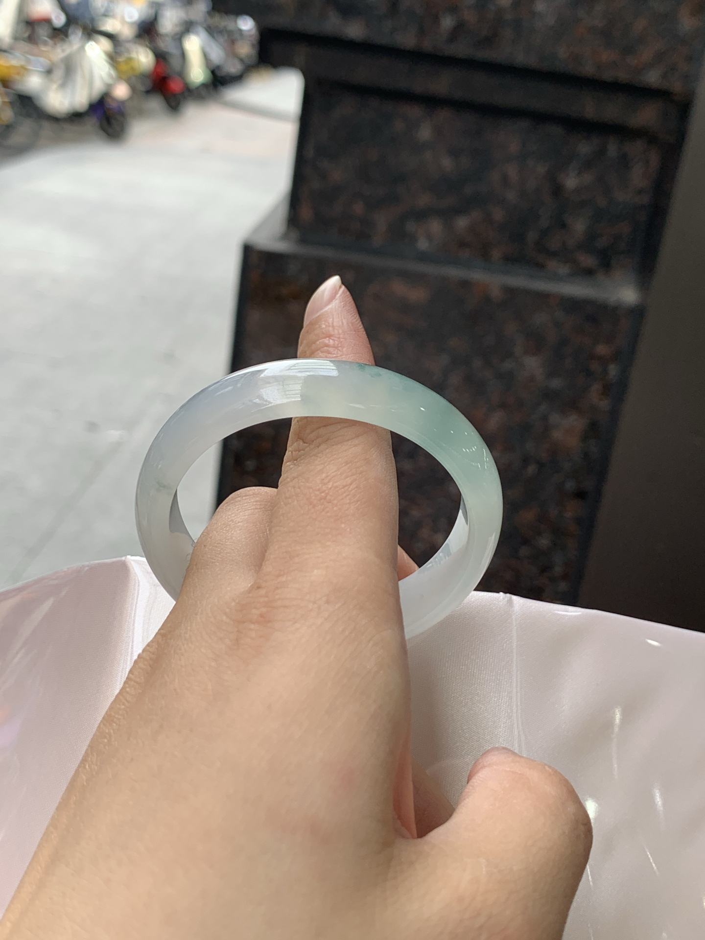 冰飘花贵妃 51-45.5-14-6.5 0619-N1029 打灯细纹，底妆冰润细腻，冰底中开出了朵朵蓝花，飘花灵动飘逸，勾勒出一幅唯美诗意的山水意境画，古典优雅又秀气