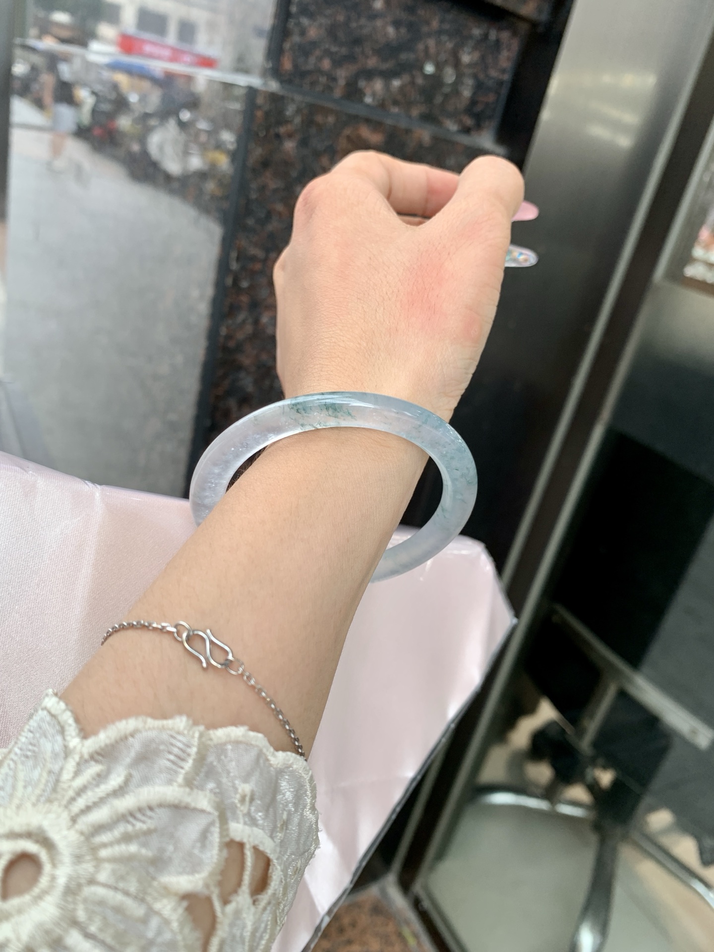 冰飘花方圆条 0619-HN1031 打灯细纹，底妆水透起光，冰底中开出了朵朵兰花，飘花灵动飘逸，勾勒出一幅唯美诗意的山水意境画，古典优雅又秀气