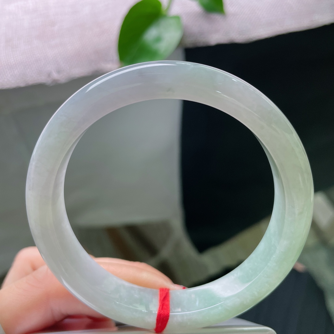 58.8/11.9/8，淡绿底正圈，水润细腻，双色过渡自然，别有韵味，有棉线。无裂，ss54765a