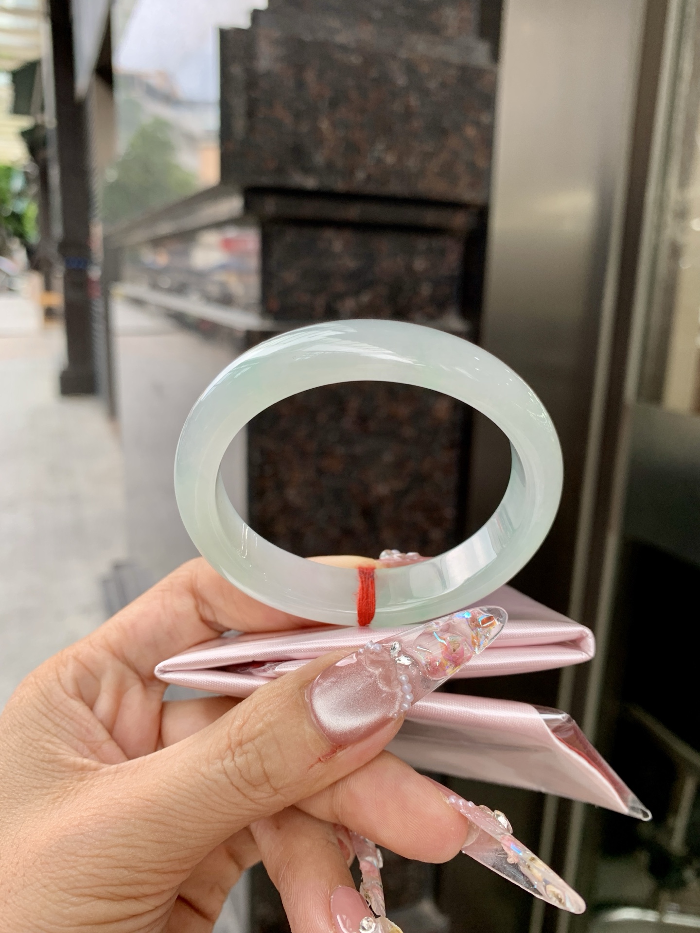 冰晴飘绿贵妃 54.1-47-7.1-12.8 0619-N1034 打灯细纹，底妆水润细腻，满圈晴绿底色飘几抹绿花，鲜艳得像新冒头的嫩芽，灵动清新，即柔和又充满生机