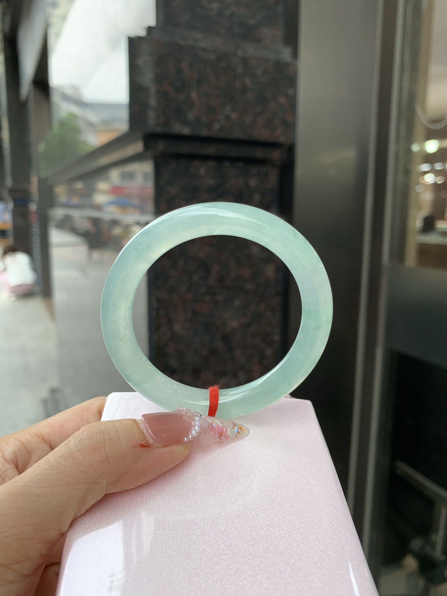 冰晴绿美人条 52.3-8.8-8.3 0619-N1035 打灯细纹，底妆胶润，满圈淡雅晴绿，像初春嫩芽落入清泉，均匀柔和，抬眼就是一片宁静感。
