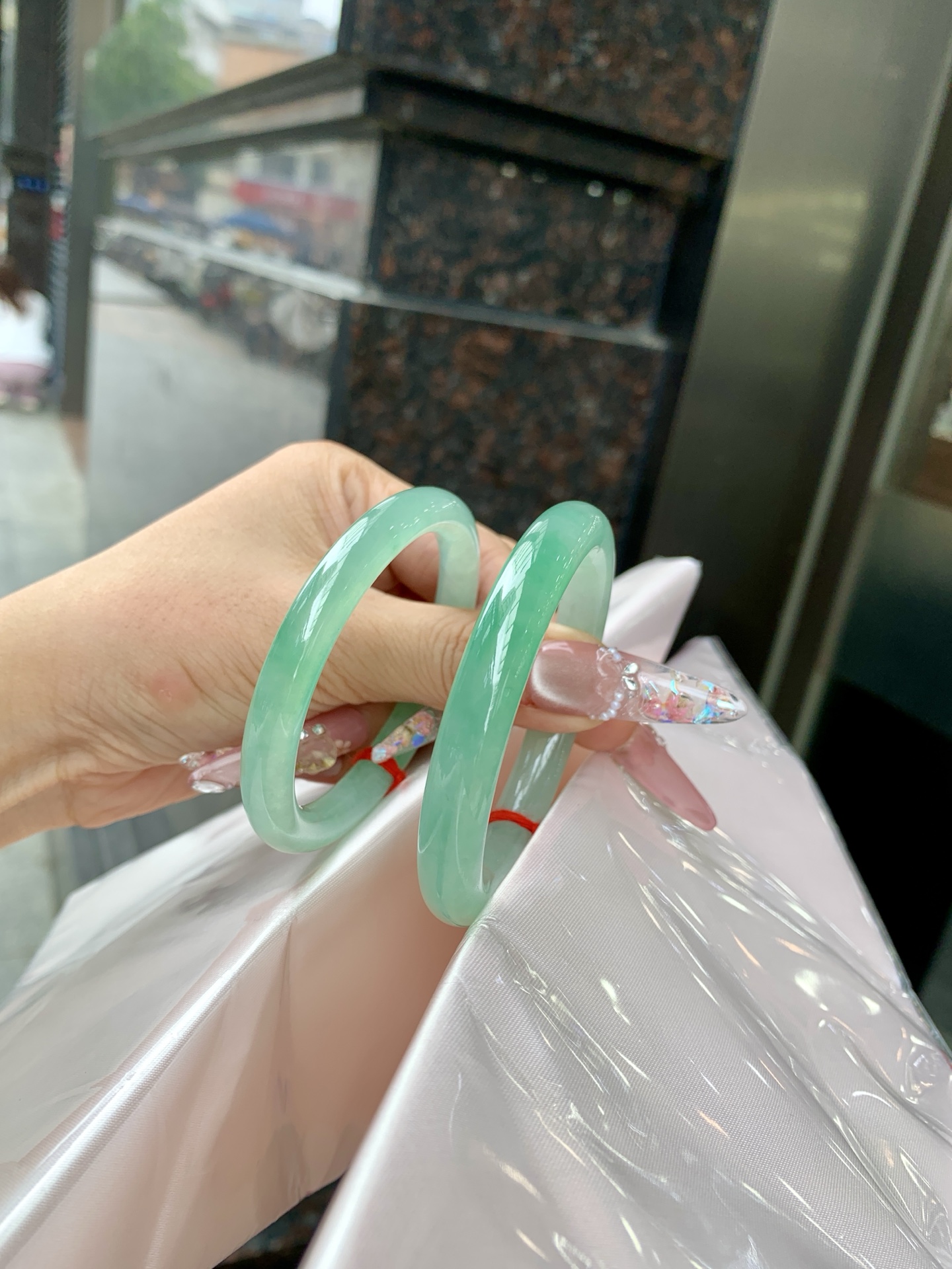 冰晴飘绿贵妃 54.1-48.2-7.2-7.7 0619-N1021-1 打灯细纹，底妆水润细腻，满圈晴绿底色飘金丝绿花，鲜艳得像新冒头的嫩芽，灵动清新，即柔和又充满生机