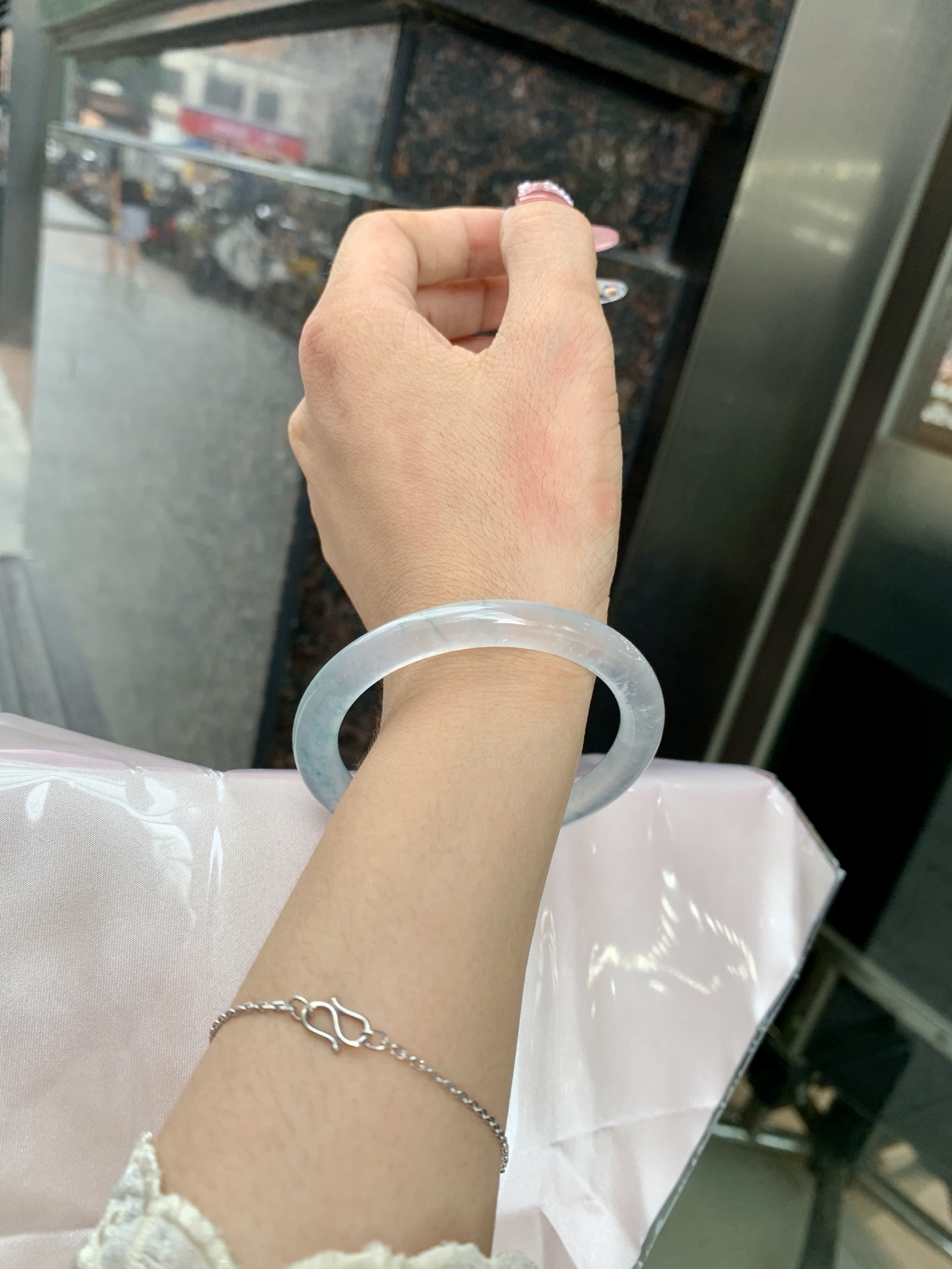冰飘花方圆条 0619-HN1031 打灯细纹，底妆水透起光，冰底中开出了朵朵兰花，飘花灵动飘逸，勾勒出一幅唯美诗意的山水意境画，古典优雅又秀气