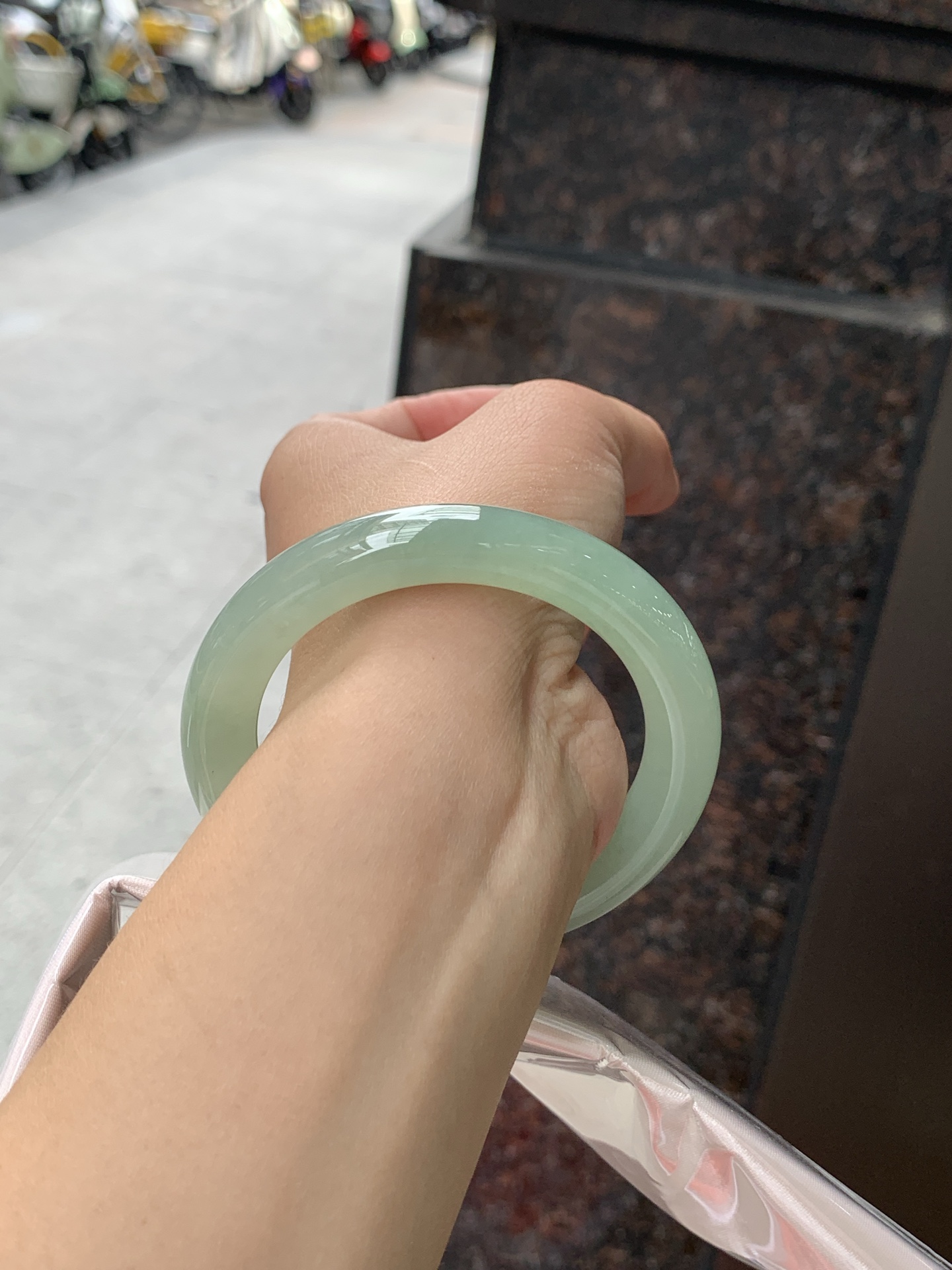 葡萄肉圆条 0619-WL-423 打灯裂，不扣，底妆冰润细腻，满圈葡萄肉甜美清新，鲜嫩多汁，水头好到快要溢出来