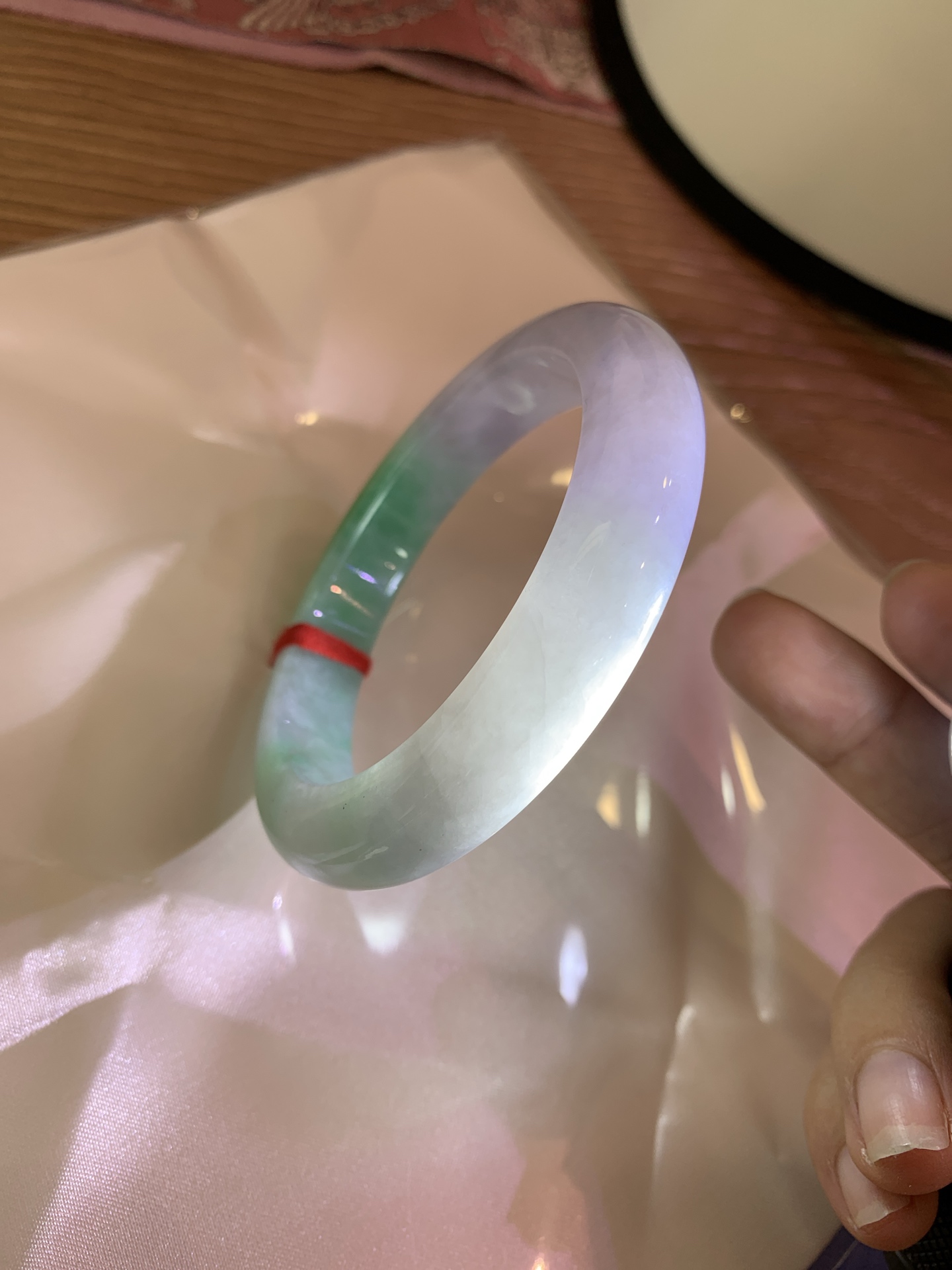白底青正圈 56.8-9.6-11.6 0619-4A138 打细纹，底妆冰润，一抹阳绿花点缀，腕间风华，干净纯净的底色上，一抹翠色肆意流淌，宛如春日里的繁华盛景