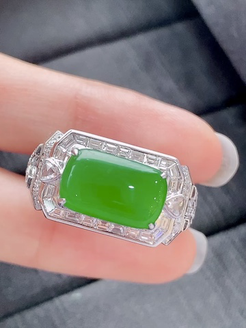 ️18k金镶  阳绿马鞍戒指  无裂 水润色艳 品相佳 自然光拍摄，实物更好看裸石8.6-13.7