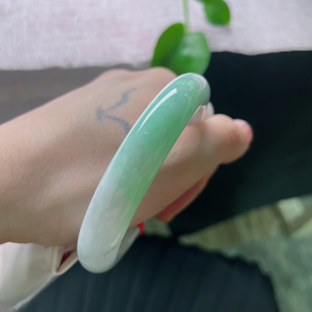 54.9/11.6/8.6，飘绿正圈，水头好，种老，佩戴温柔优雅，撒乌鸡，皮纹，ss54924a