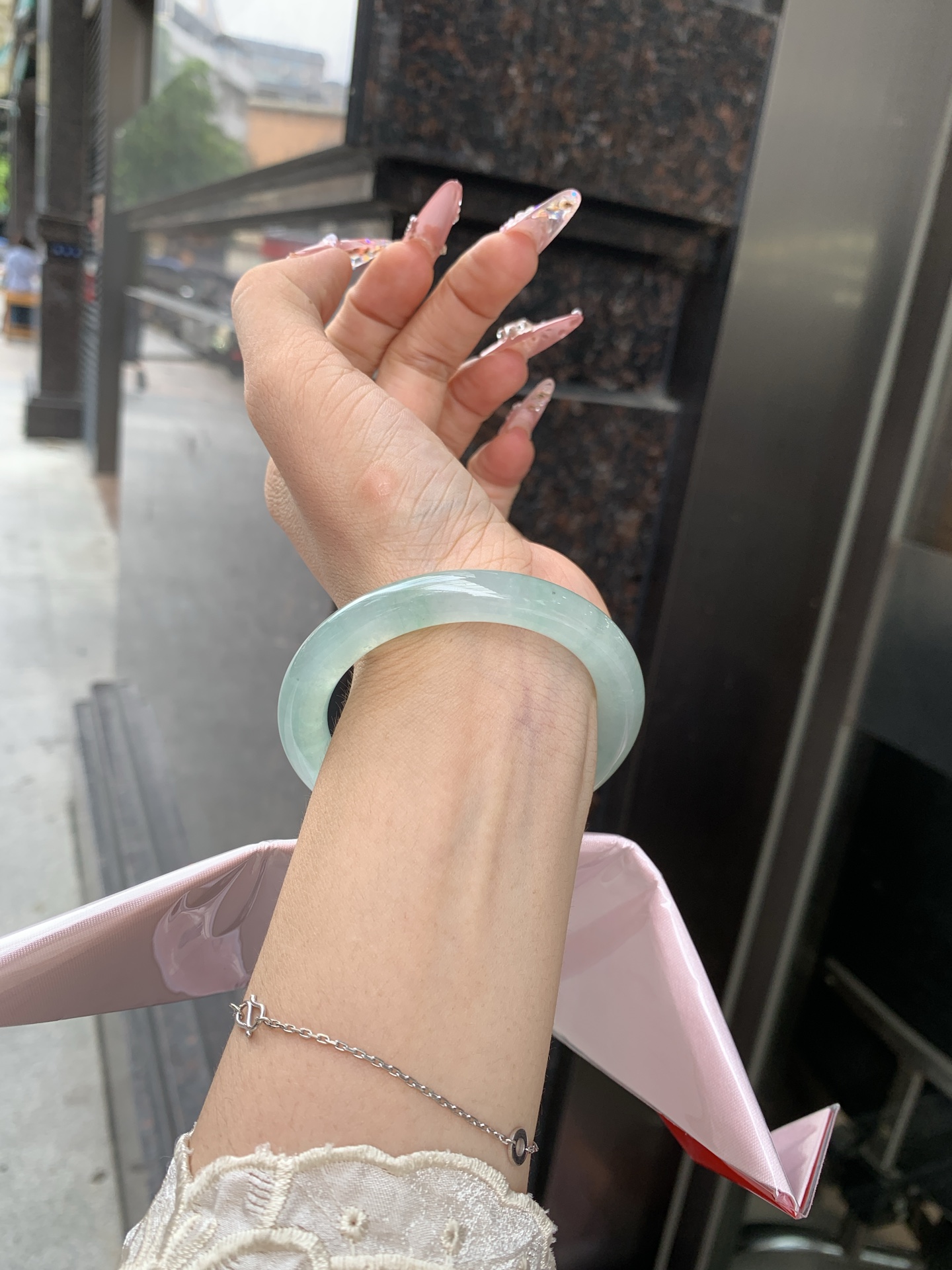 冰晴绿美人条 52.3-8.8-8.3 0619-N1035 打灯细纹，底妆胶润，满圈淡雅晴绿，像初春嫩芽落入清泉，均匀柔和，抬眼就是一片宁静感。