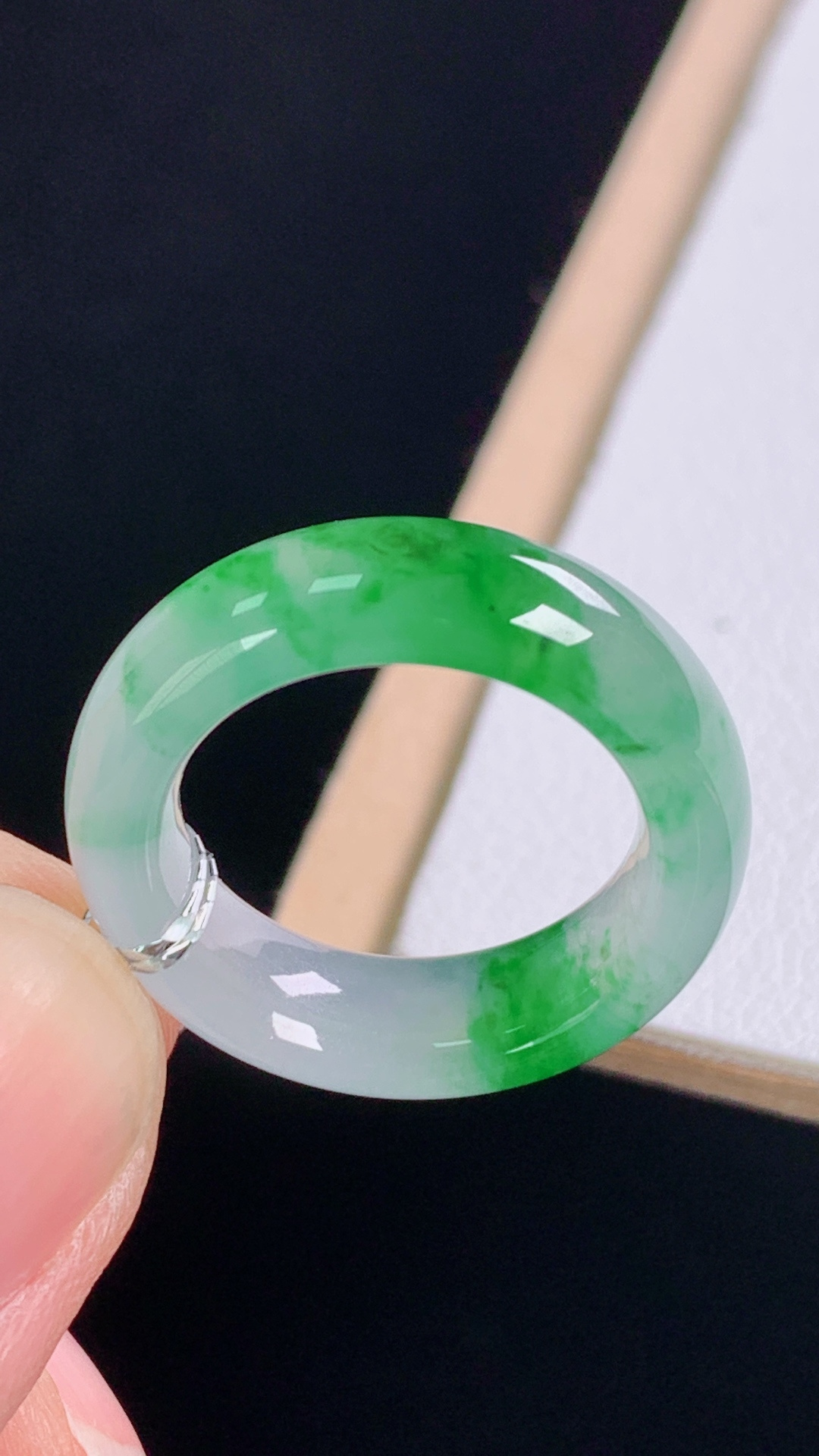 冰飘绿指环，翠色灵动，水润细腻，无裂，尺寸:圈口9/15.3-5.8-3.6mm 16