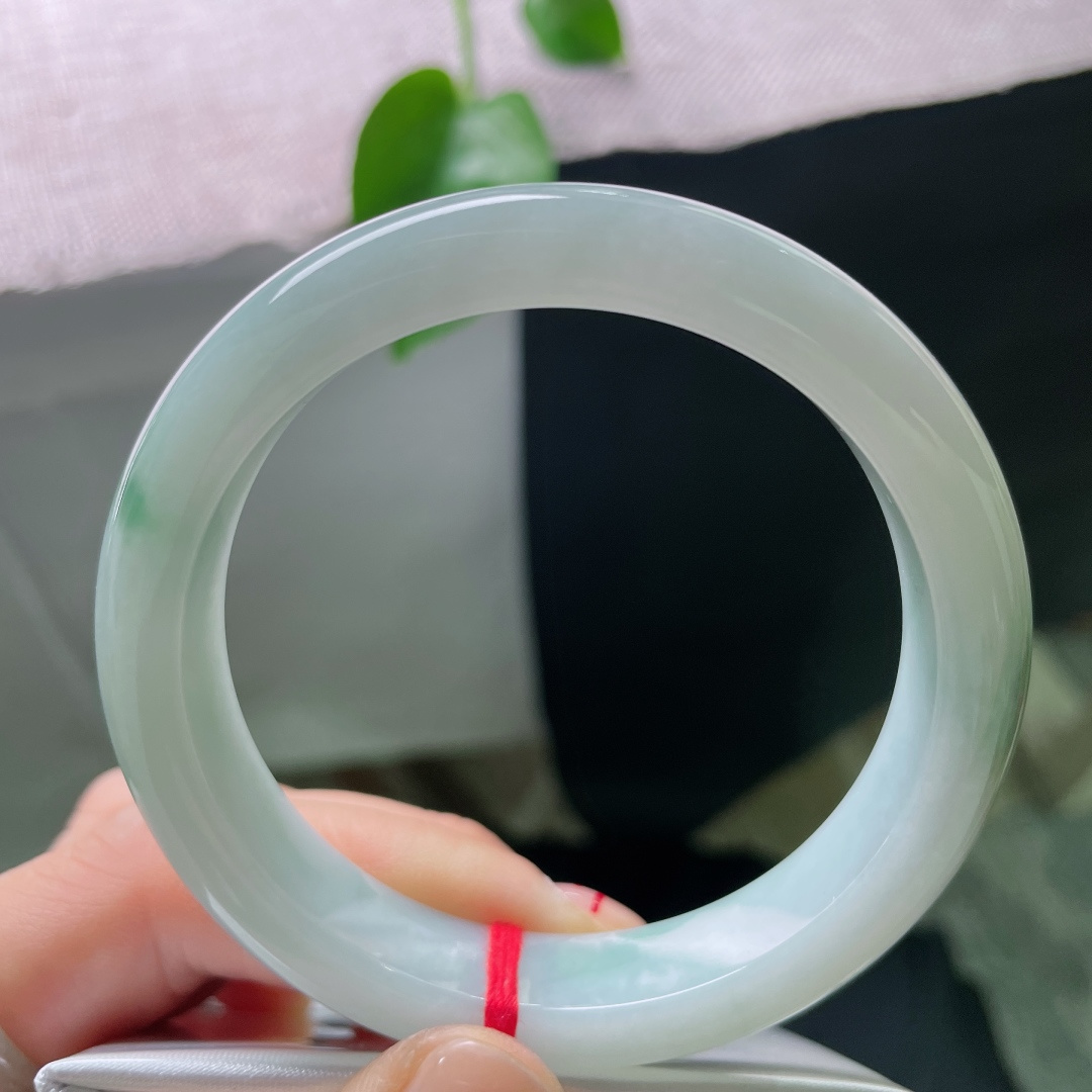 57/12/8.2，绿底正圈，一抹深色点缀，细润，种老，一点侧纹不显，ss54971a