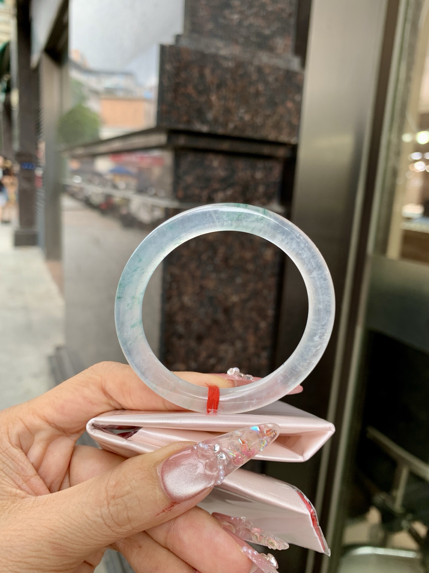 冰飘花方圆条 0619-HN1031 打灯细纹，底妆水透起光，冰底中开出了朵朵兰花，飘花灵动飘逸，勾勒出一幅唯美诗意的山水意境画，古典优雅又秀气
