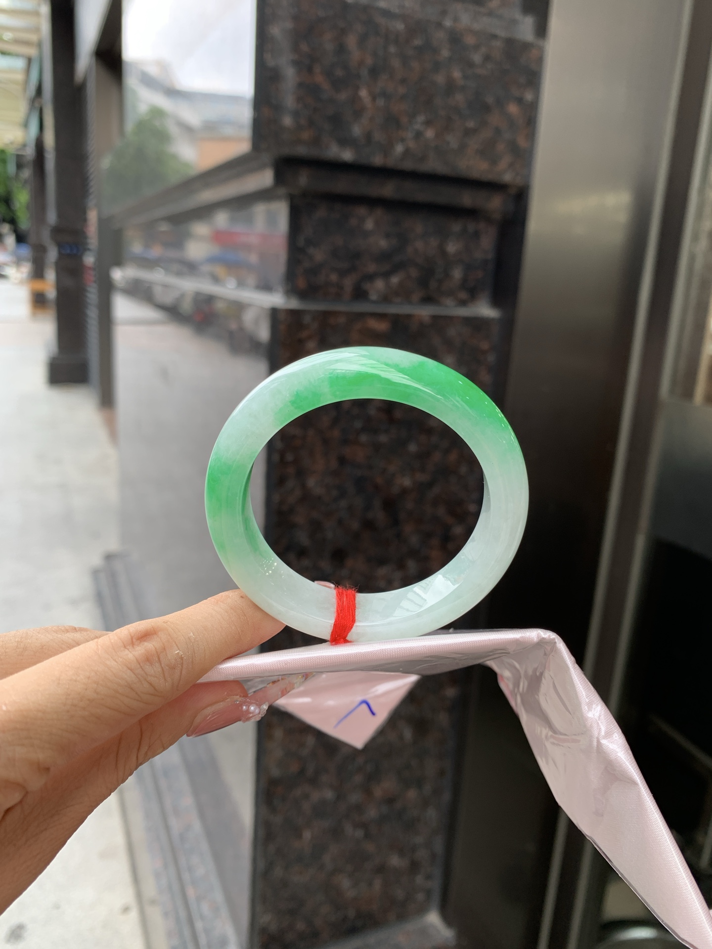 白底青阳绿正圈 51.2-8.3-12.4 0619-612U4W 打灯棉根，半圈阳绿花点缀腕间风华，干净纯净的底色上，一抹翠色肆意流淌，宛如春日里的繁华盛景
