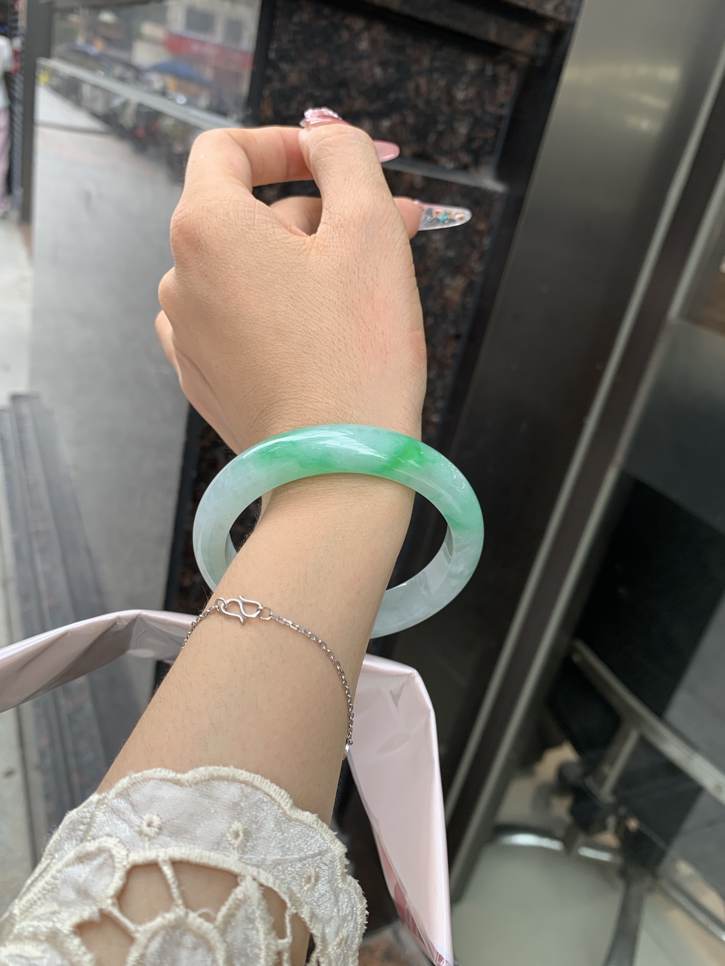 白底青阳绿正圈 56.7-7.9-11.6 0619-111-37 打灯小细纹，几抹阳绿花点缀腕间风华，干净纯净的底色上，一抹翠色肆意流淌，宛如春日里的繁华盛景