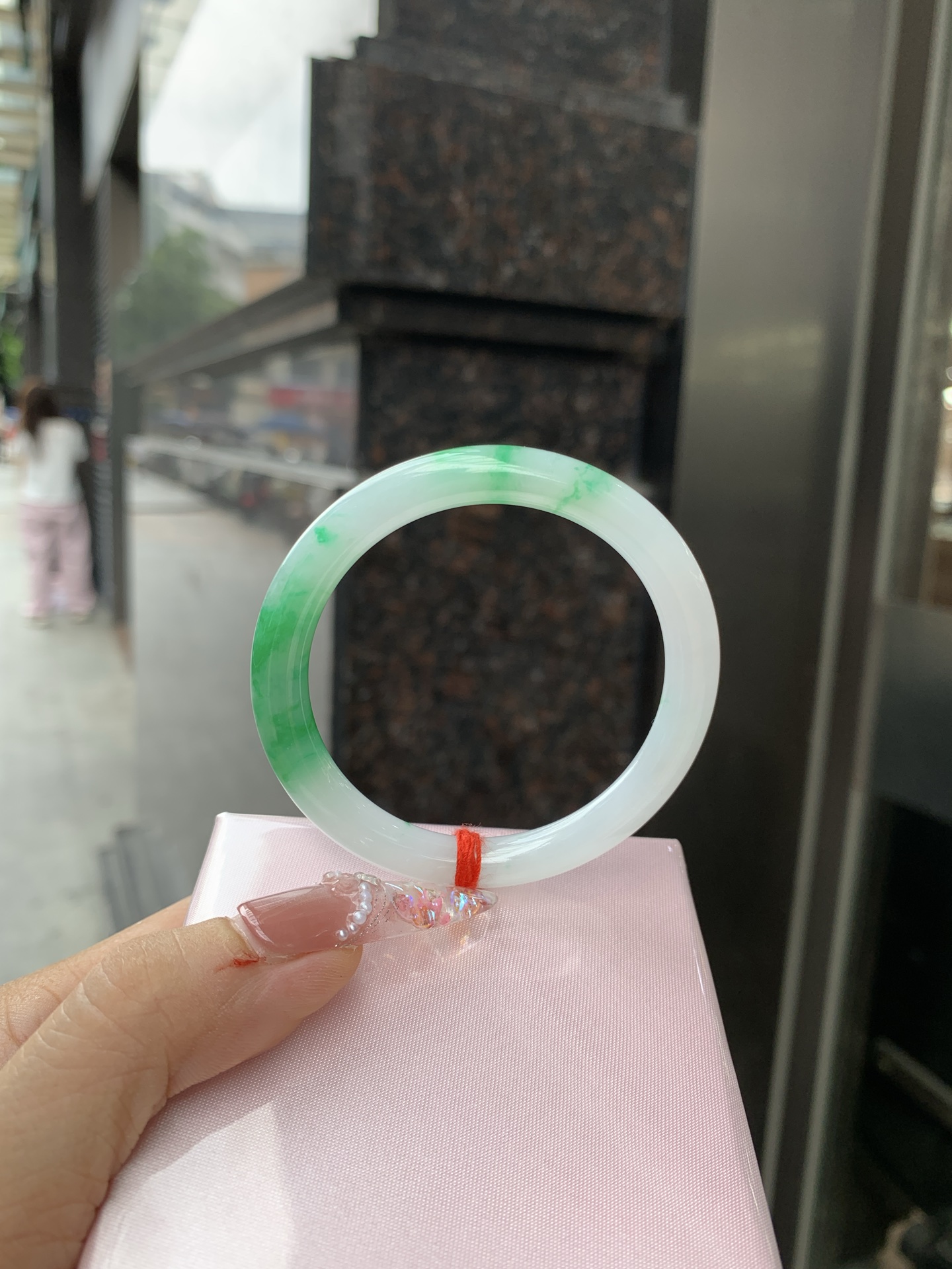 阳绿白底青美人条 50.1-7.2-6.6 0619-N1037 打灯细纹，底妆冰润，半圈辣阳绿花点缀，腕间风华，干净纯净的底色上，一抹翠色肆意流淌，宛如春日里的繁华盛景