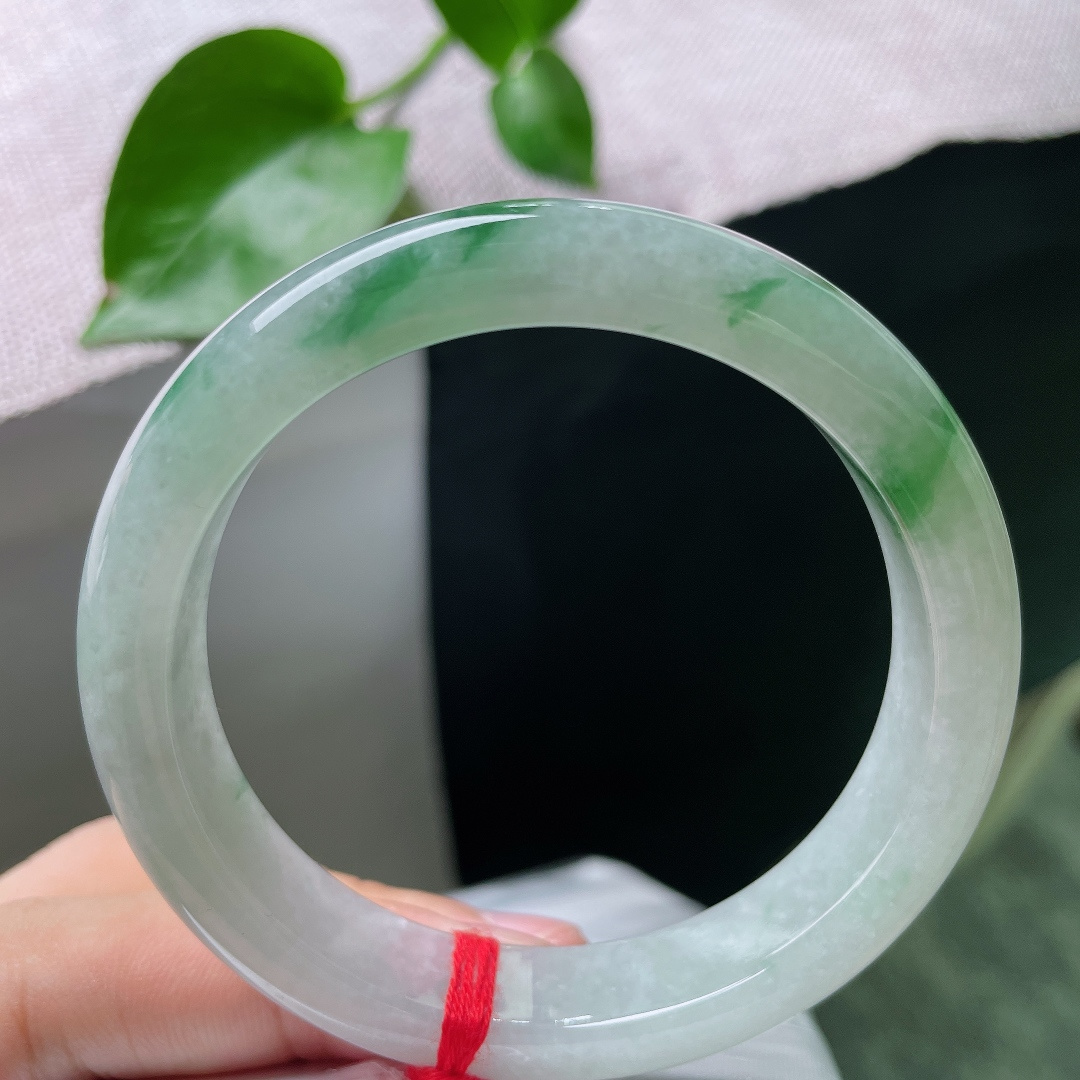57/11.8/8.3飘花正圈，水润细腻，种老，翠影暗涌，腕上生辉，无裂，ss50749a
