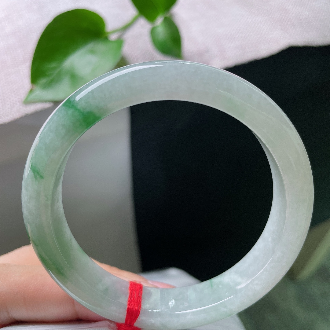 57/11.8/8.3飘花正圈，水润细腻，种老，翠影暗涌，腕上生辉，无裂，ss50749a