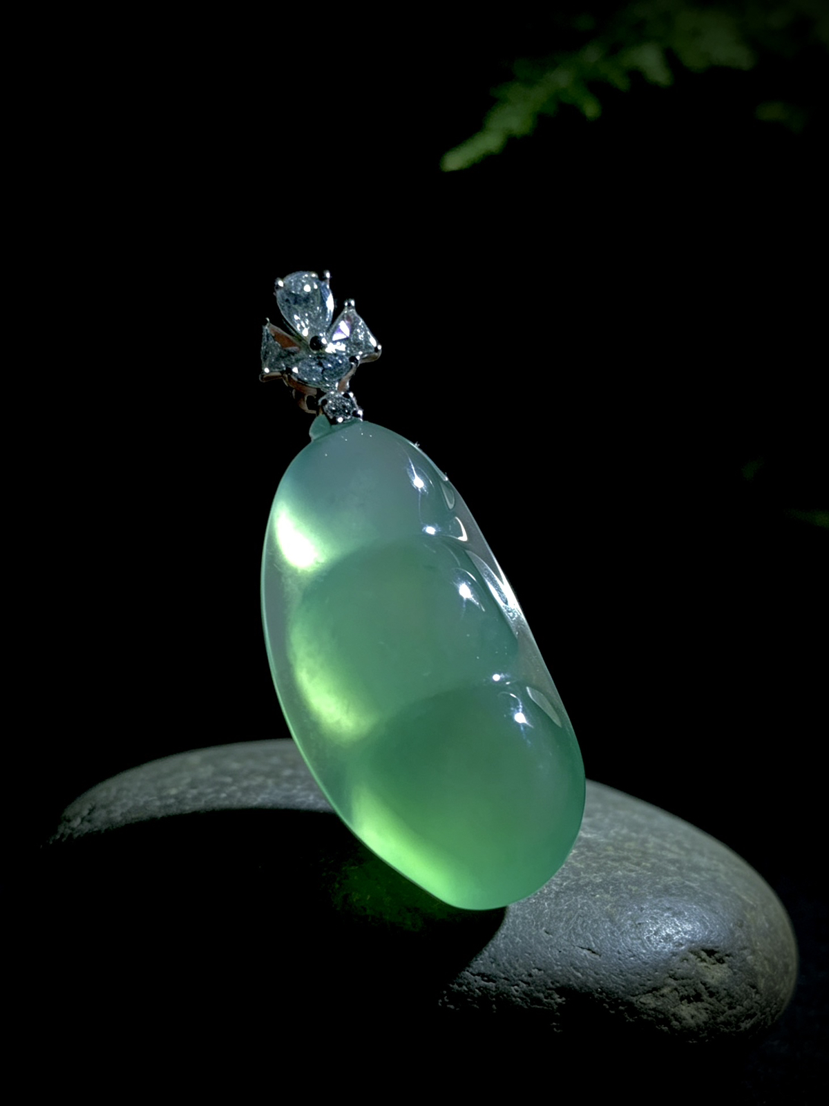 天空蓝底色四季平安豆子，
38.8-裸石约30.2-15-7.8mm，6.3g，
18K金，南非钻，
