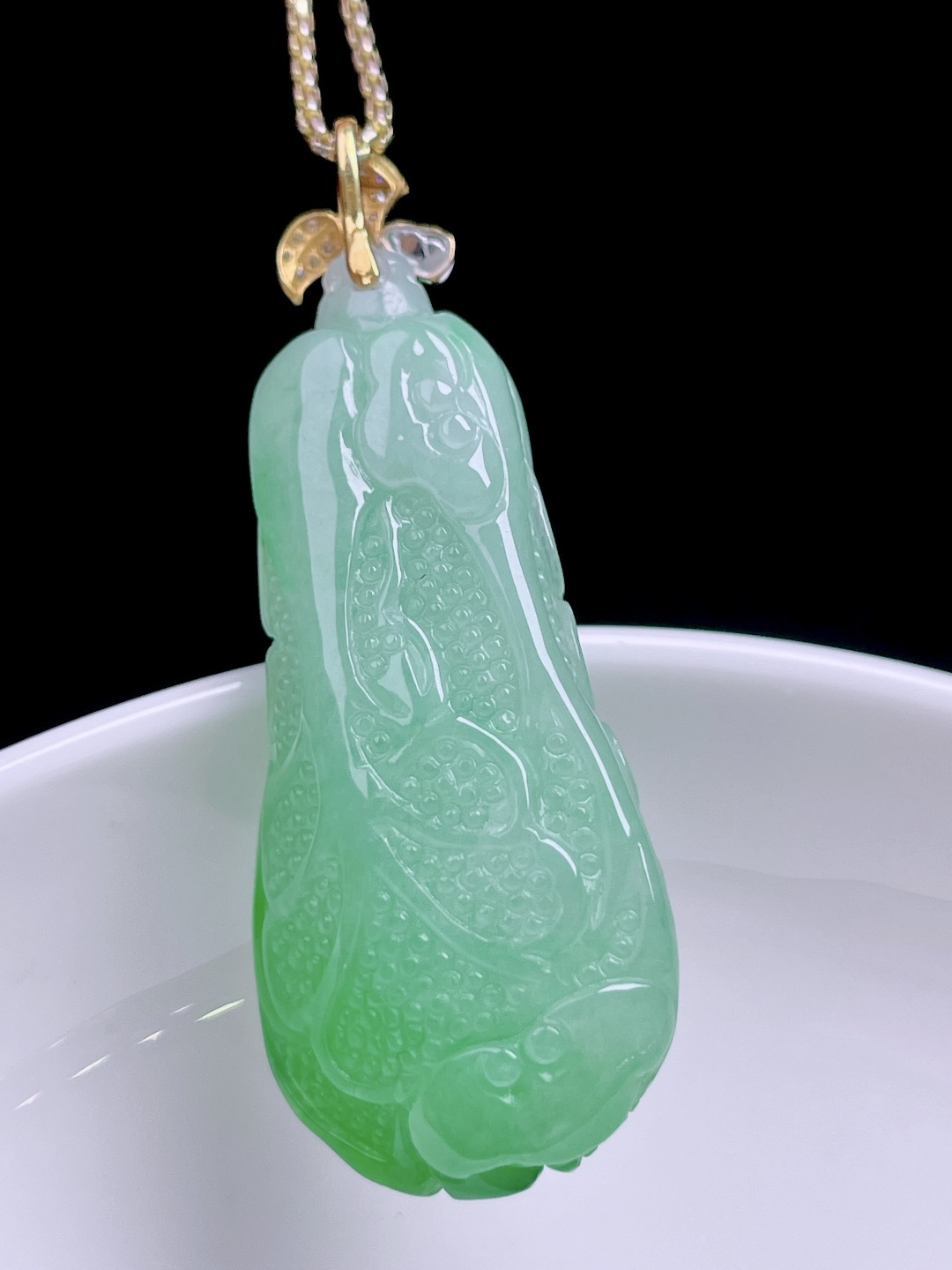 冰飘绿花百财 花色灵动，种老水润，18k金镶嵌 整体：45.8 裸石：39.4/18.3/12