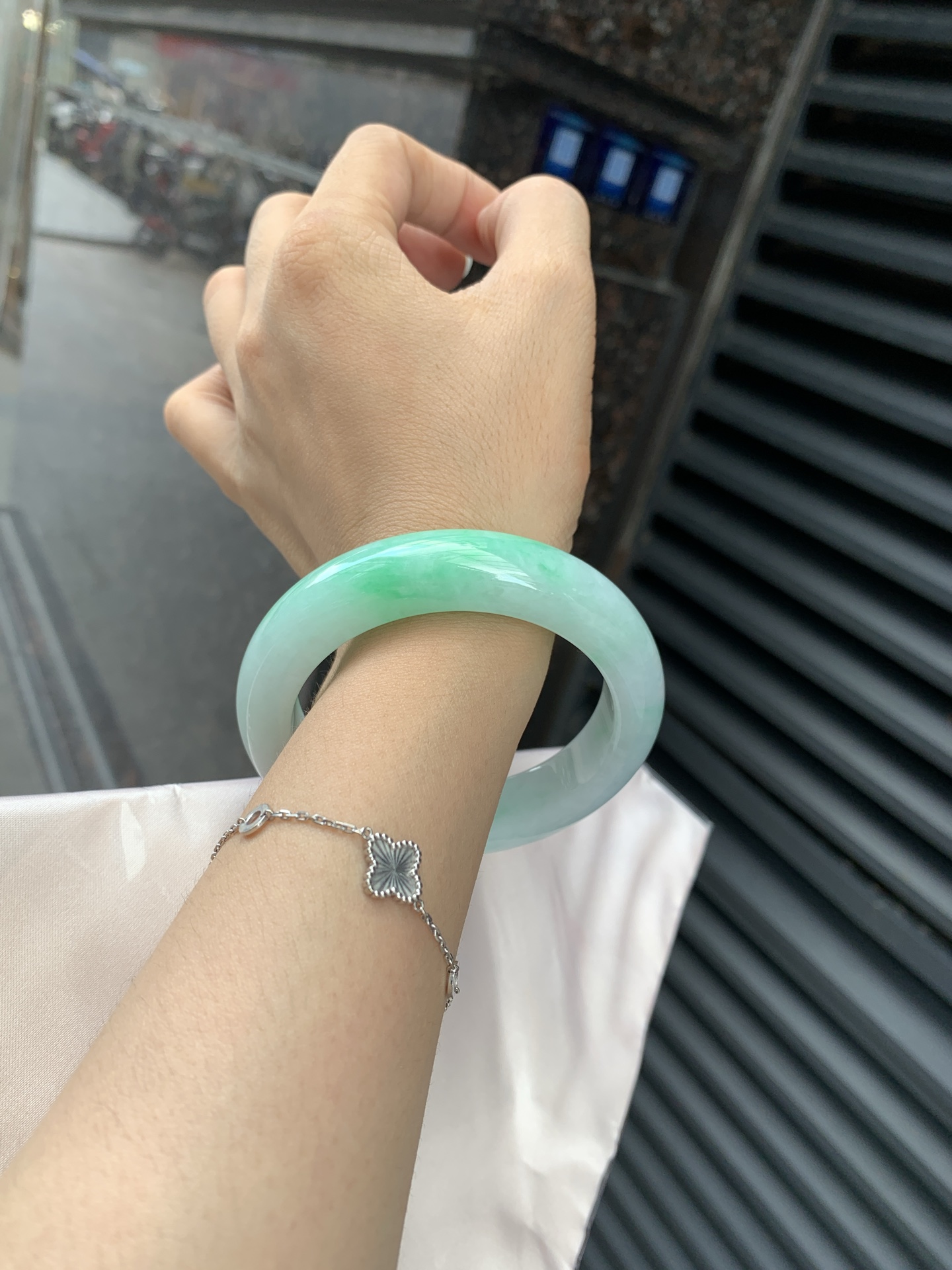 白底青宽版正圈 58.7-9.9-14.4 0620-N980 打灯棉线，底妆冰润，满圈阳绿花点缀，腕间风华，干净纯净的底色上，一抹翠色肆意流淌，宛如春日里的繁华盛景