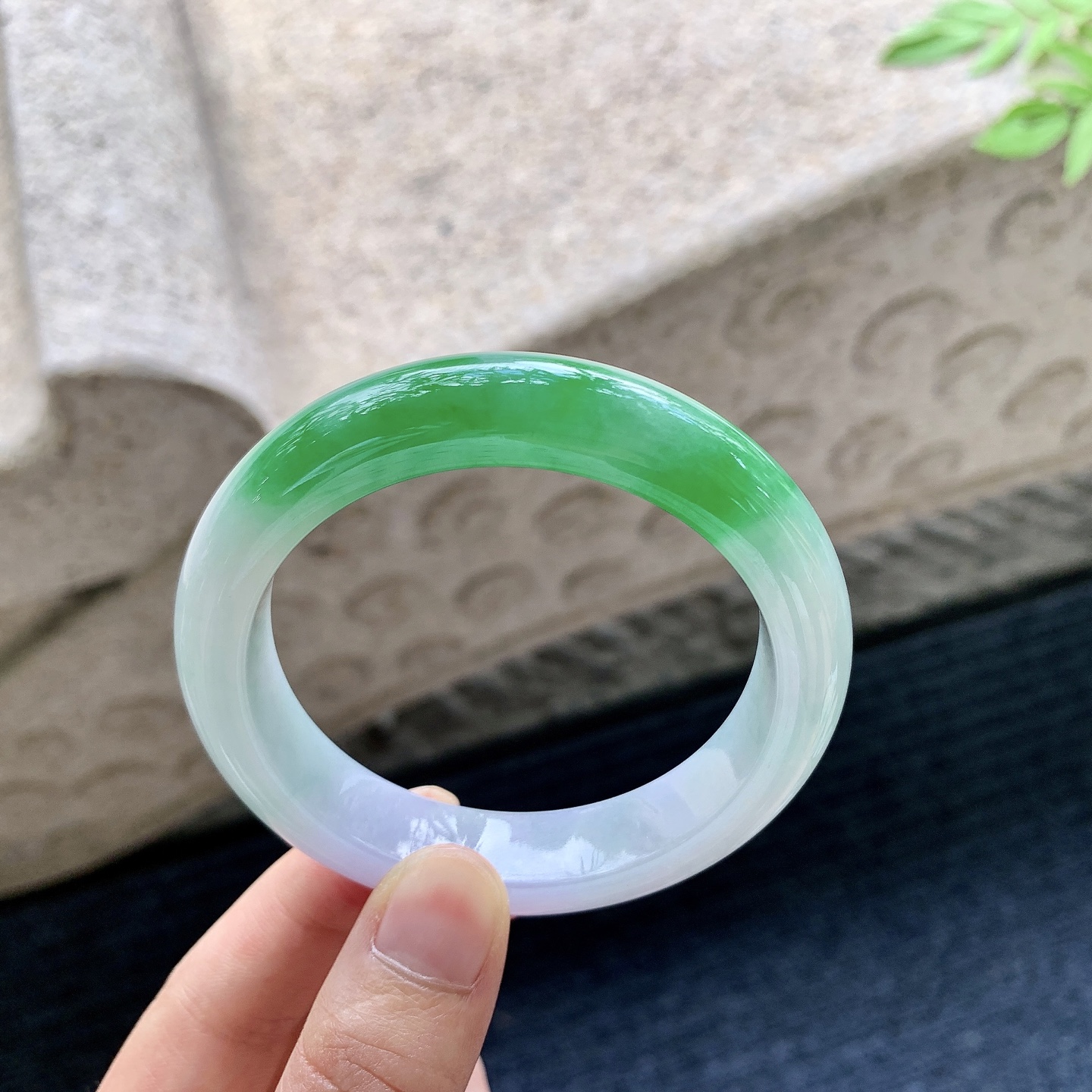 正圈 圈口53.7/12/8.8 编码J7062012 描述冰糯春彩，辣绿，水润，种老，细腻，有纹线