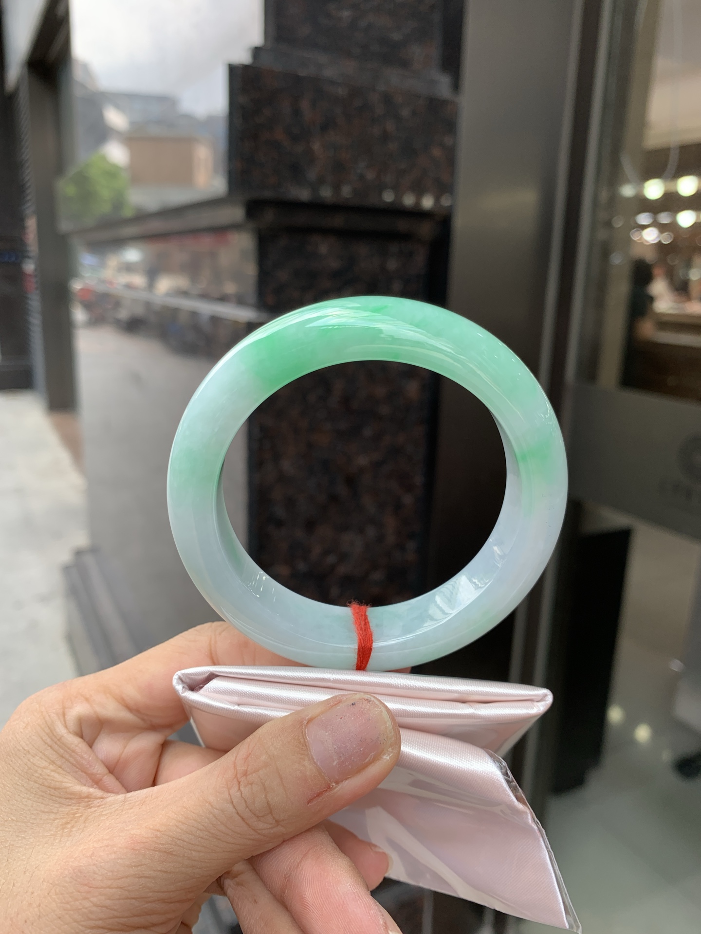 白底青宽版正圈 58.7-9.9-14.4 0620-N980 打灯棉线，底妆冰润，满圈阳绿花点缀，