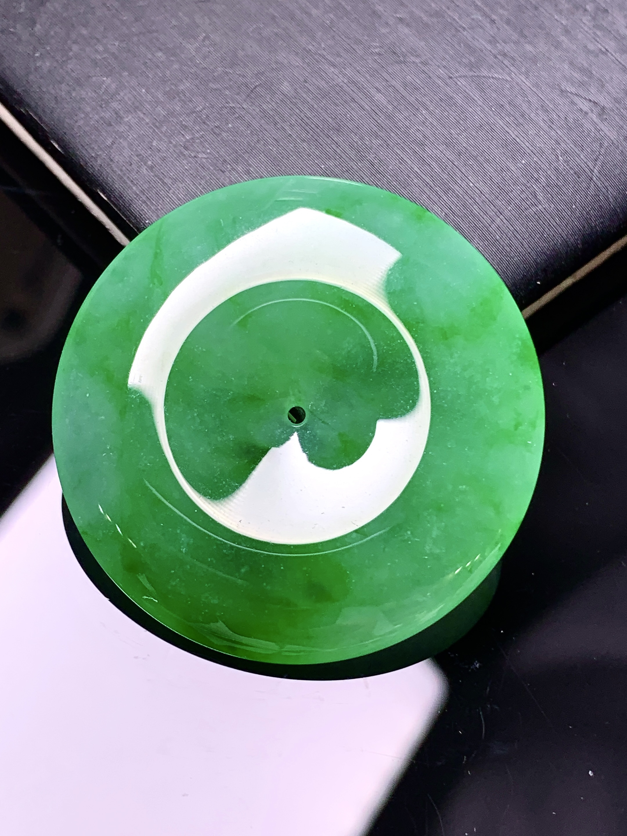 飘阳绿平安扣吊坠 玉质细腻 色泽艳丽清新 整体尺寸31.3*5.3 d3