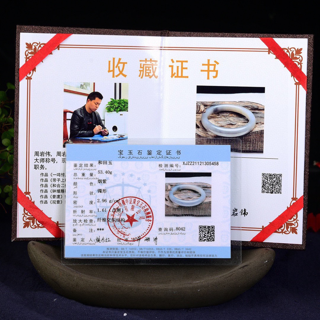 圈口：59   重量: 53.40g 尺寸：11.1/9.4，精品 和田玉烟紫手镯  天然玉色古朴典雅，正装版型 玉镯留情腕间，恋于指间，静看人间繁華，淡看人生起落，给自己一抹微笑，在时光深处，品味岁月静好，浅笑前行；满载一世芳华，诉说绝世风雅，是一道流光溢彩的风景；寓意护主平安，事事顺遂，吉祥如意