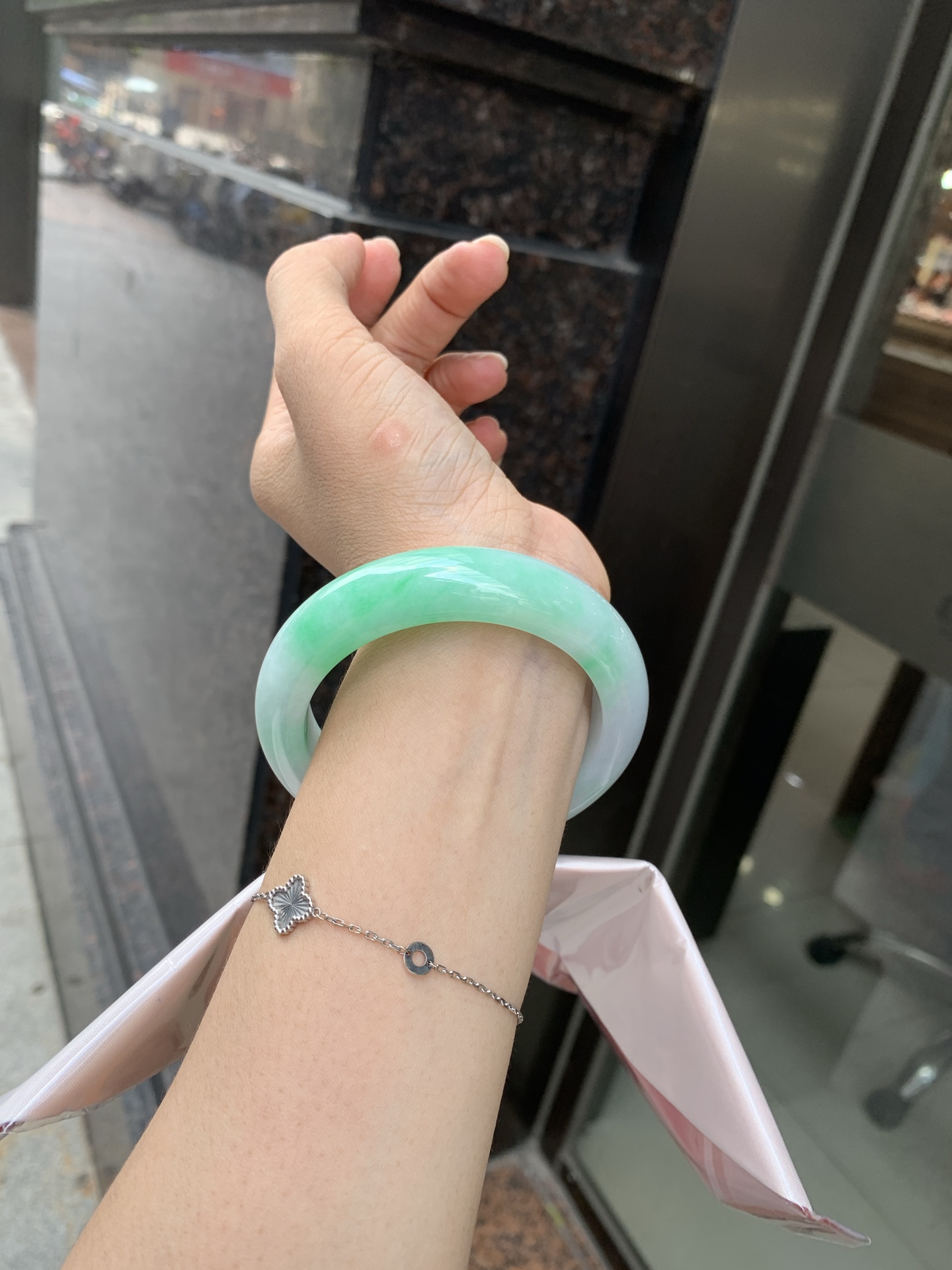 白底青宽版正圈 58.7-9.9-14.4 0620-N980 打灯棉线，底妆冰润，满圈阳绿花点缀，腕间风华，干净纯净的底色上，一抹翠色肆意流淌，宛如春日里的繁华盛景
