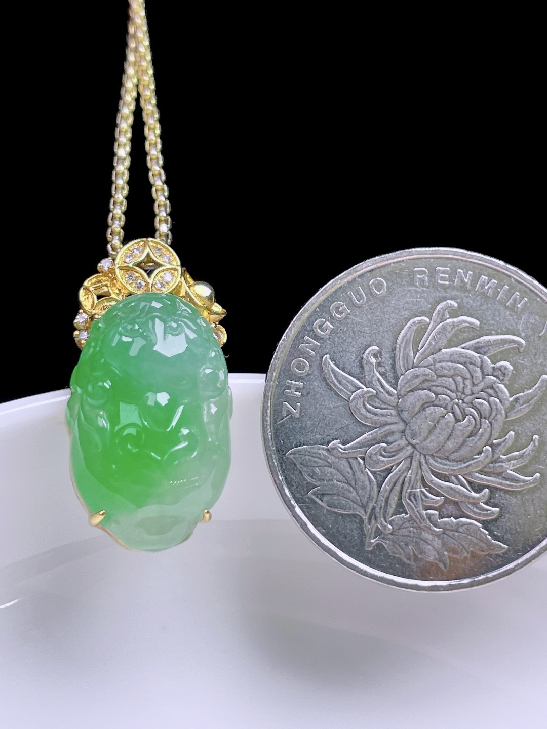 冰阳绿金蟾 色泽浓郁，种老水润，18k金镶嵌 整体：22.3/11.7/8.9 裸石：18/11.7