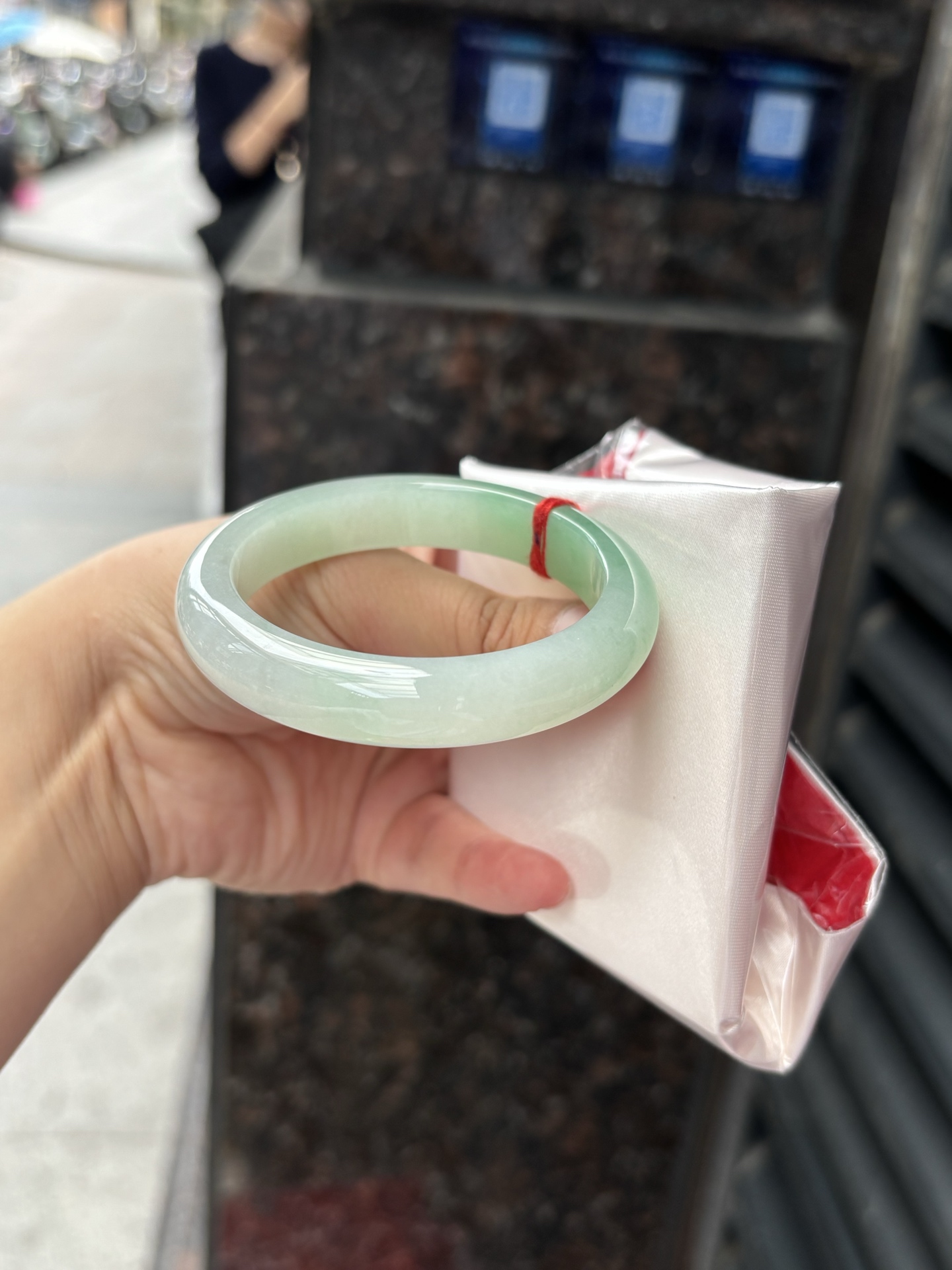 飘绿正圈 51.2-11.1-8.1 0325-N305 打灯细纹，底妆水润细腻，通透的苹果绿底色像是被春雨洗过的嫩叶在，阳光下还会透出甜甜的蜜糖光泽，夏日清新感拉满