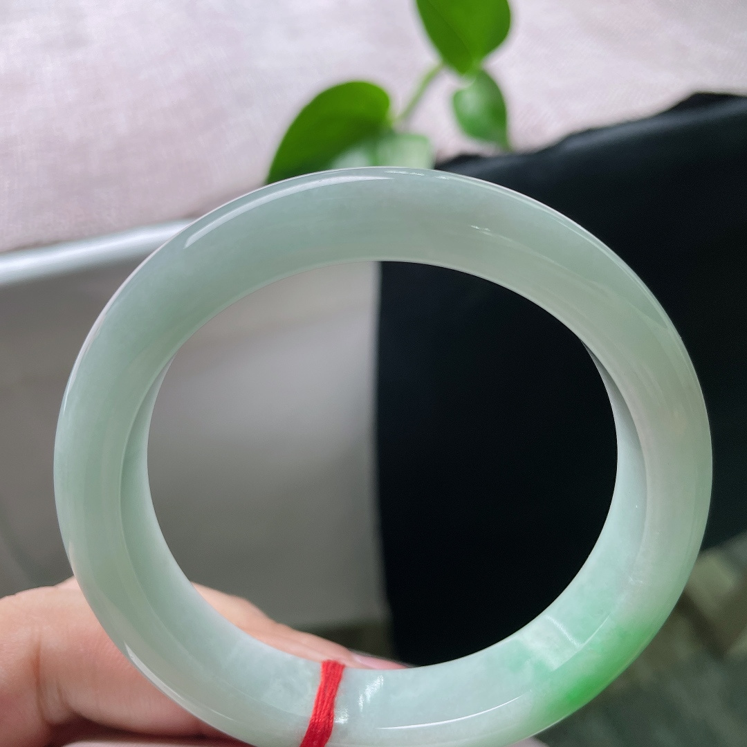 58.4/12.8/8.7飘绿正圈，水润细腻，种老，翠色欲滴，佩戴贵气，无裂，ss54889a