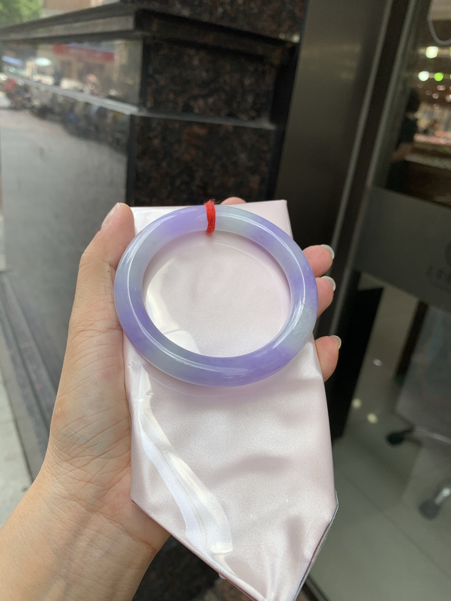 浓紫春彩圆条 60-10.3-10.5 0620-N1032 打灯多处细纹，烟雨入春俏，彩祥出云端，几抹淡果绿色碰上浓妆艳抹妖紫，像是融化了春天，所有美好交织在一起，上手贵气显眼