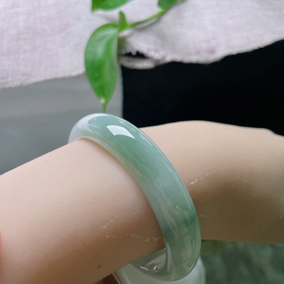 52（45）11.9/6.6，淡绿底贵妃，水润，肉质细腻，温润儒雅随和，皮纹，ss54966a