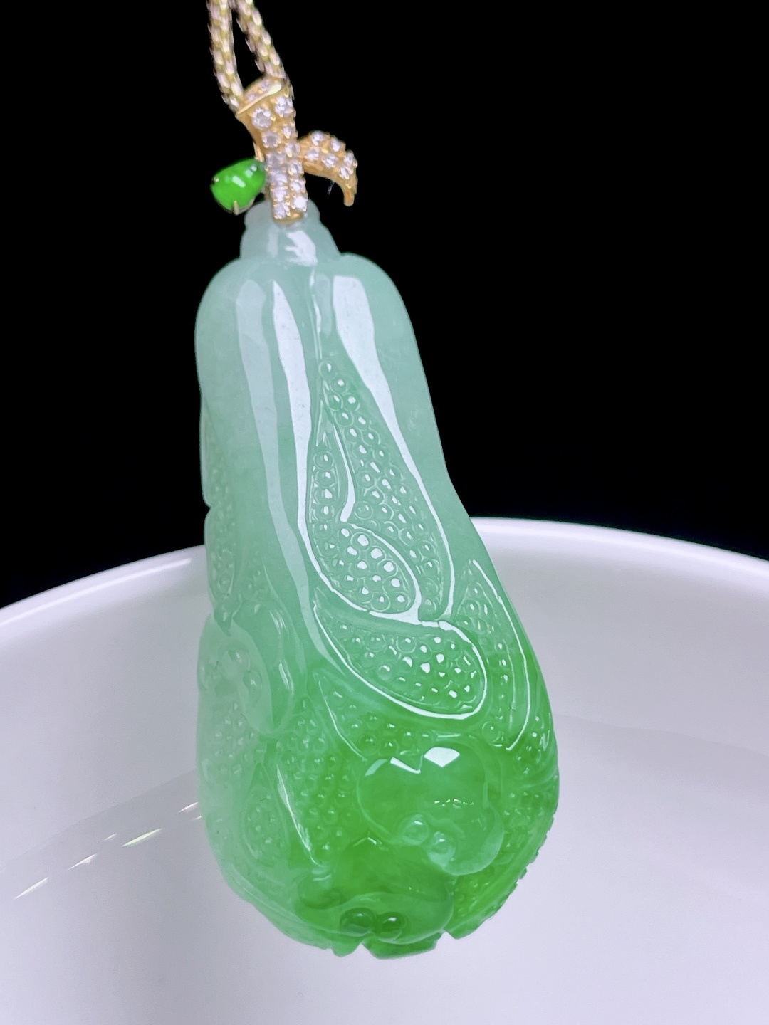 冰飘绿花百财 花色灵动，种老水润，18k金镶嵌 整体：45.8 裸石：39.4/18.3/12