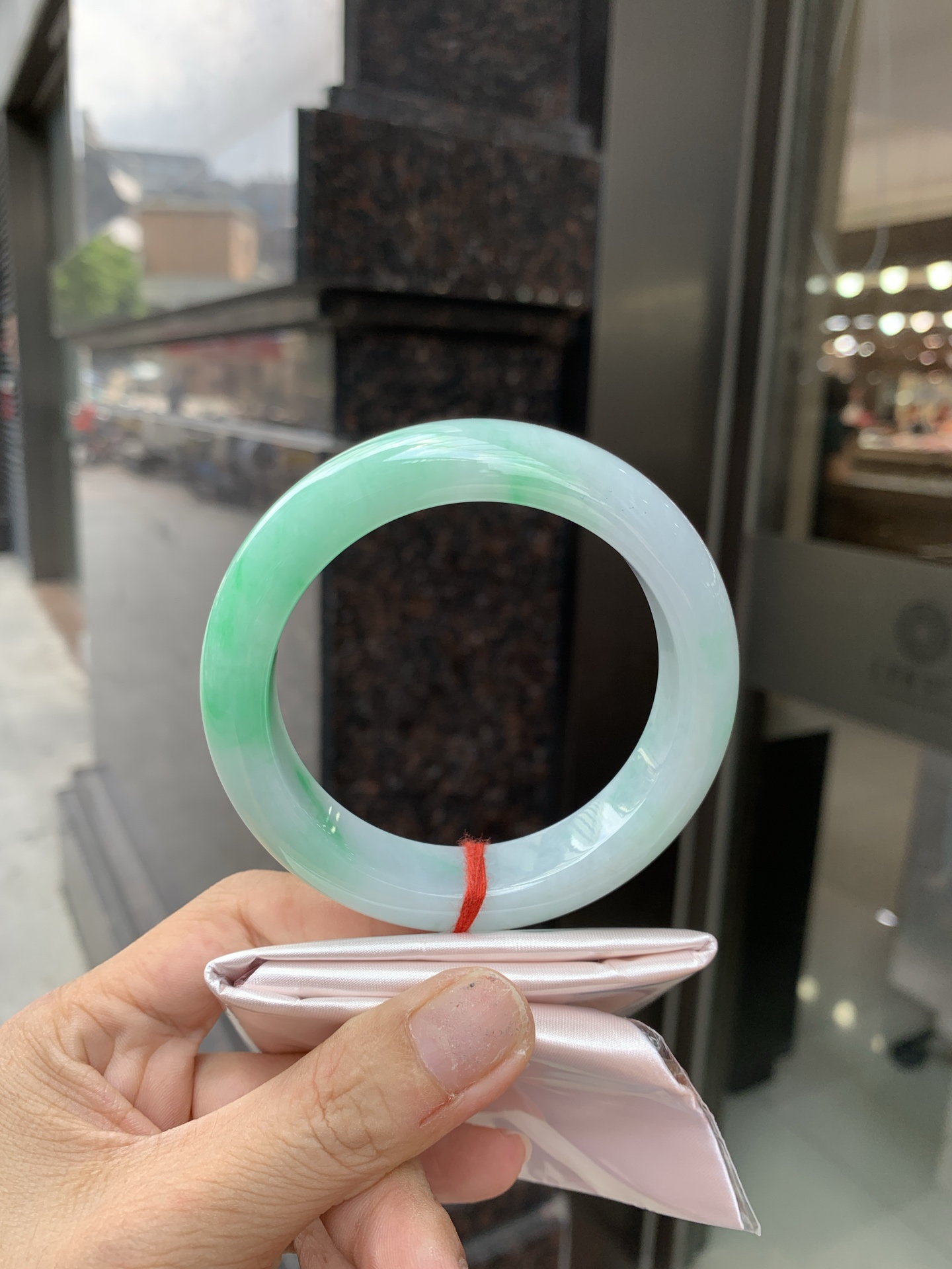 白底青宽版正圈 58.7-9.9-14.4 0620-N980 打灯棉线，底妆冰润，满圈阳绿花点缀，腕间风华，干净纯净的底色上，一抹翠色肆意流淌，宛如春日里的繁华盛景