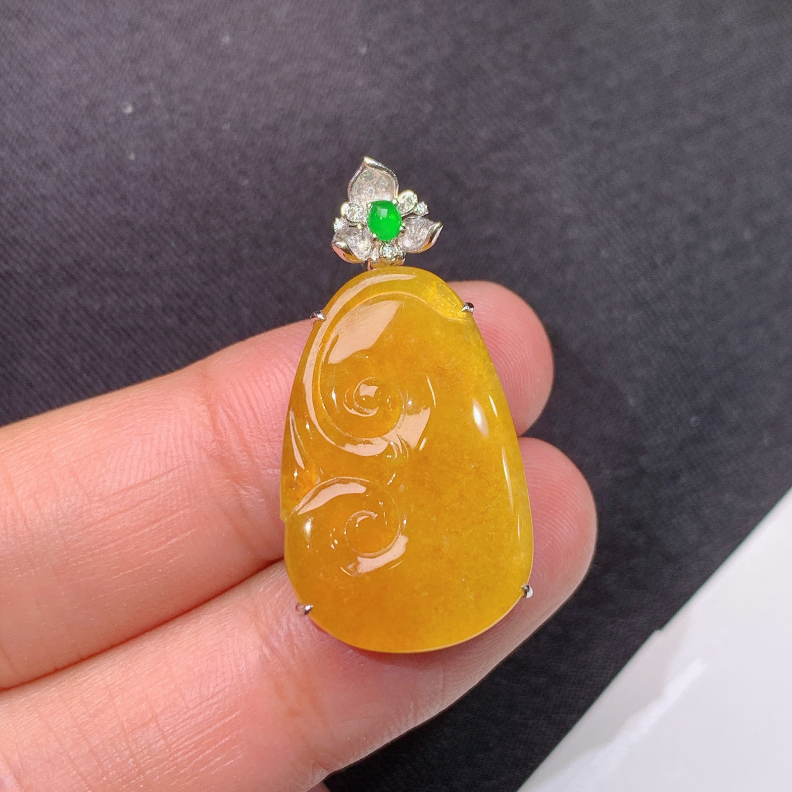 冰黄翡如意吊坠，18k金镶嵌，冰润鲜艳，玉质细腻，种水足，Mi 尺寸30.6*15.4*4.5