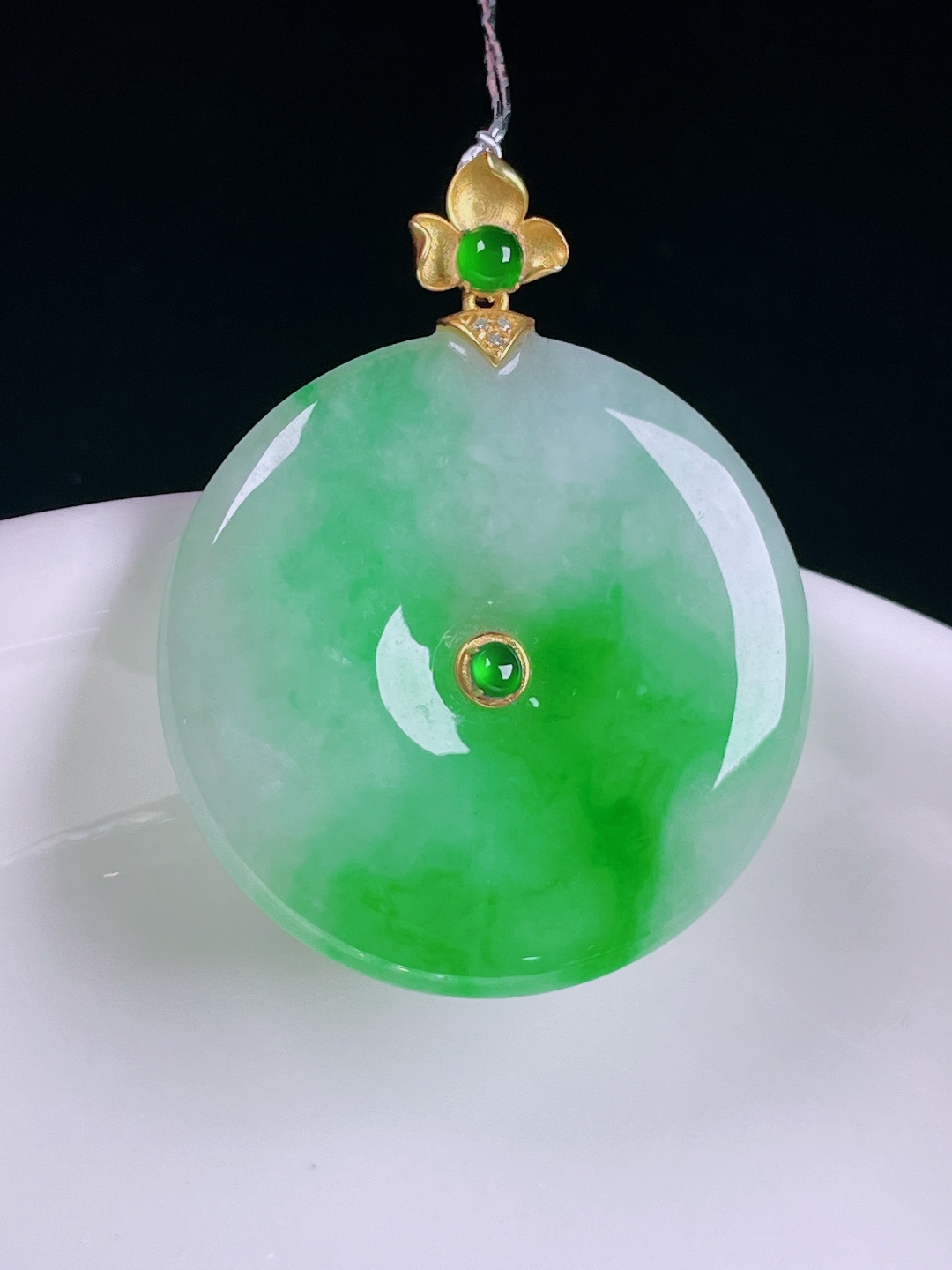 ️辣绿平安扣，老种起光，细底通透，尺寸：32.4裸石25.4/4.5mm0620