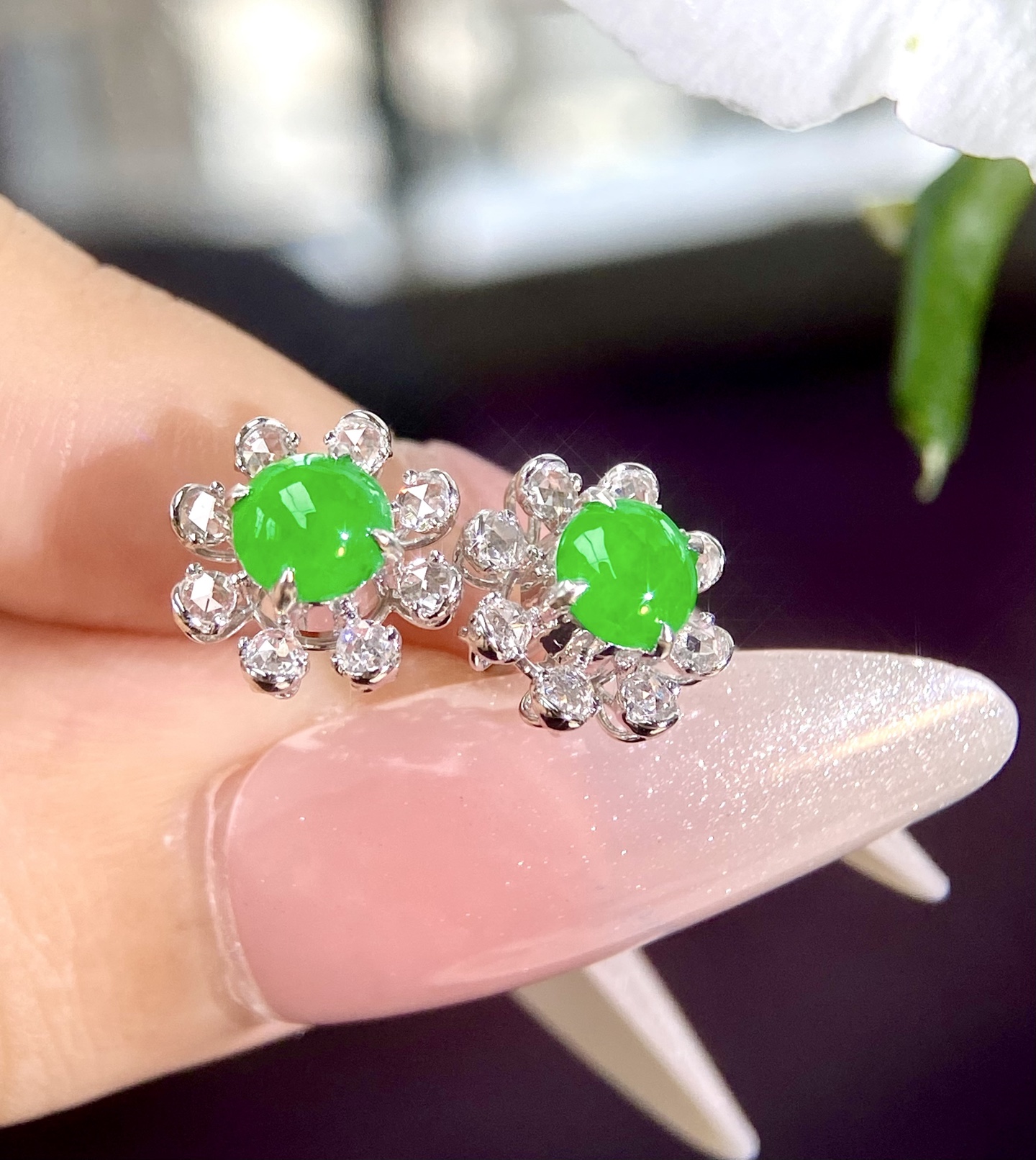 冰种阳绿蛋面耳钉，盈盈翠色，不过分张扬 却自有分量，耳畔的优雅资本 10.4-6.9，裸石 5.4-2.8mm，无裂