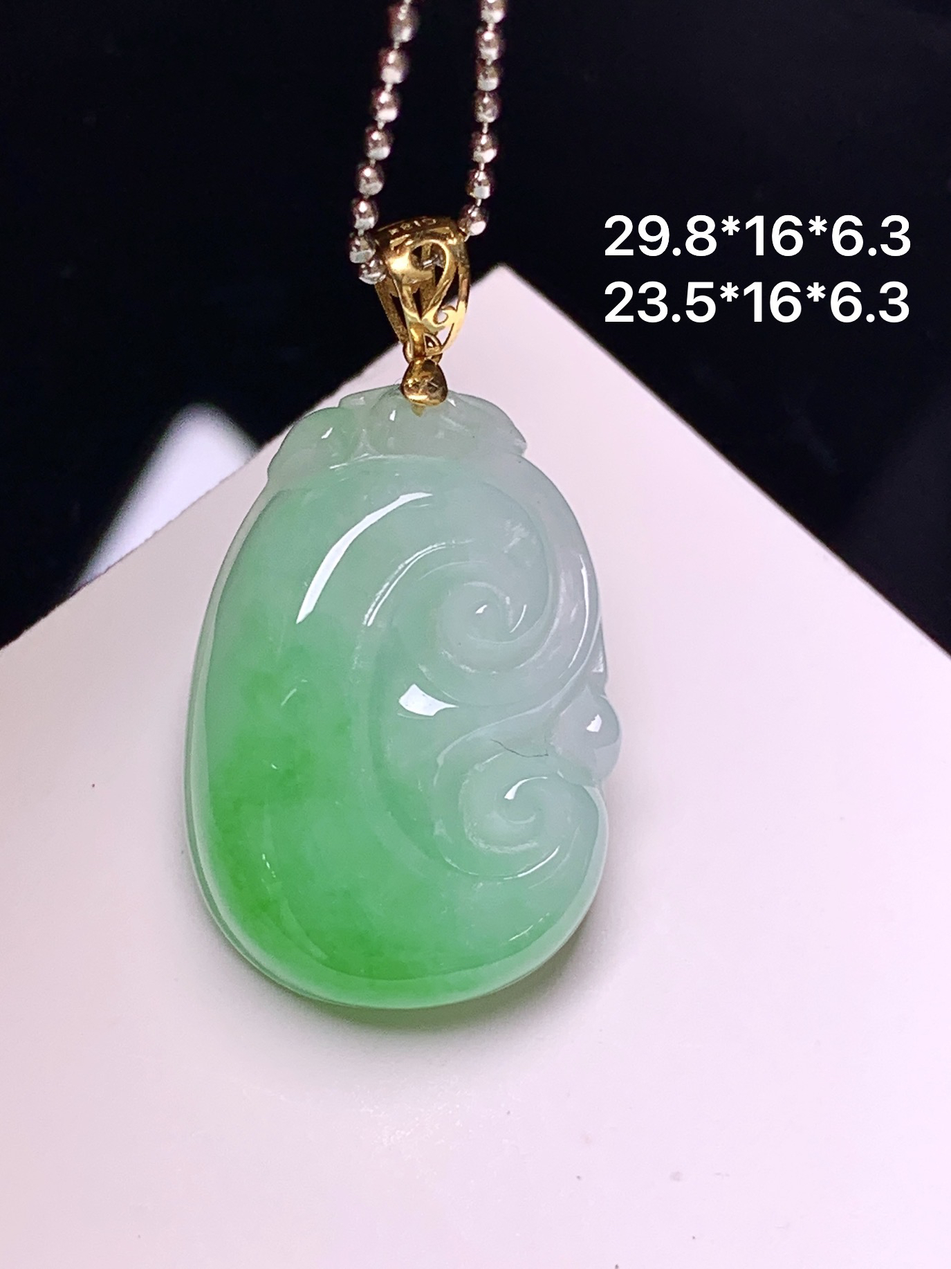 18k金镶嵌飘绿如意吊坠 玉质细腻 色泽艳丽清新 整体尺寸29.8*16*6.3 a4