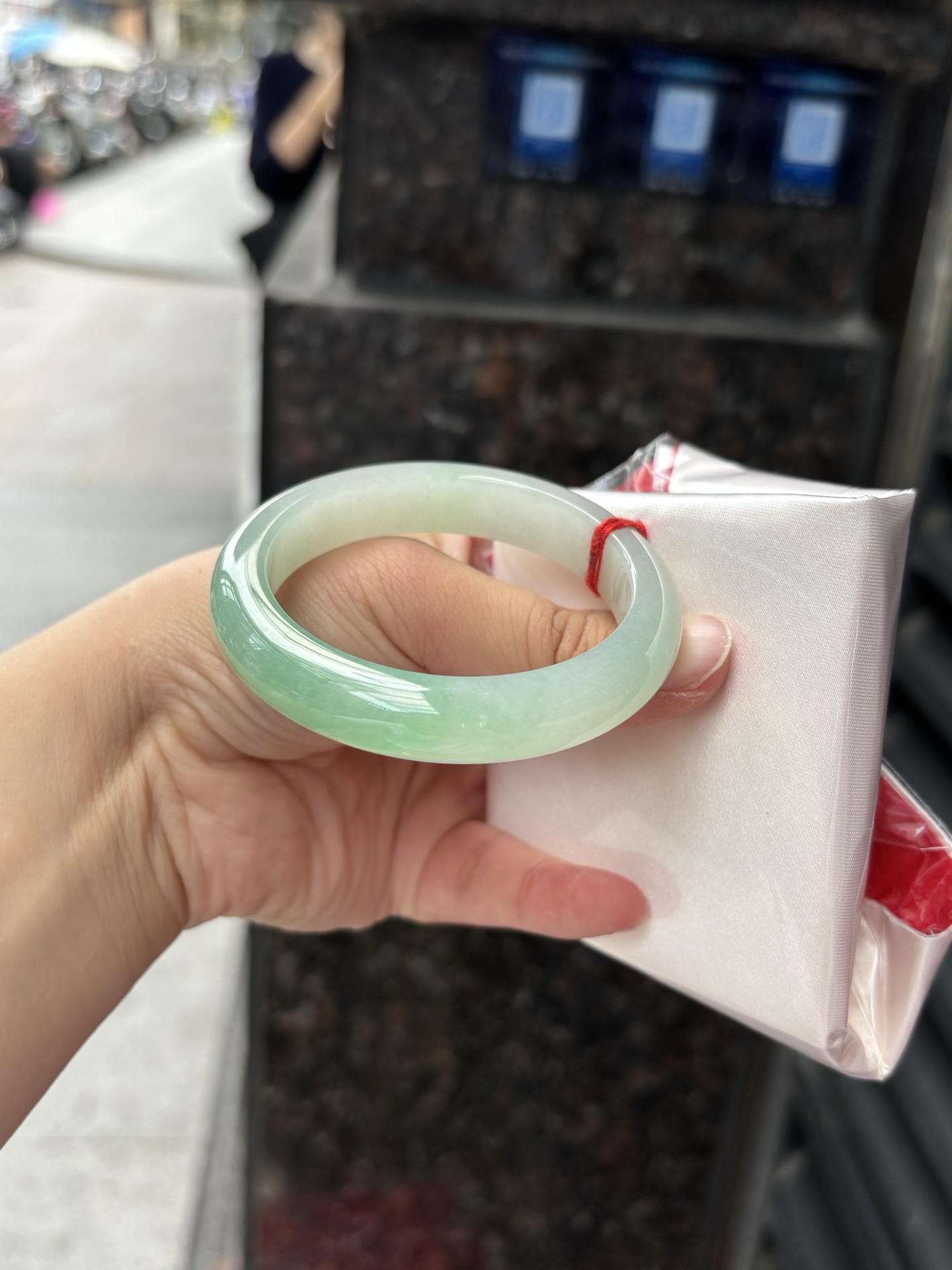 飘绿正圈 51.2-11.1-8.1 0325-N305 打灯细纹，底妆水润细腻，通透的苹果绿底色像是被春雨洗过的嫩叶在，阳光下还会透出甜甜的蜜糖光泽，夏日清新感拉满